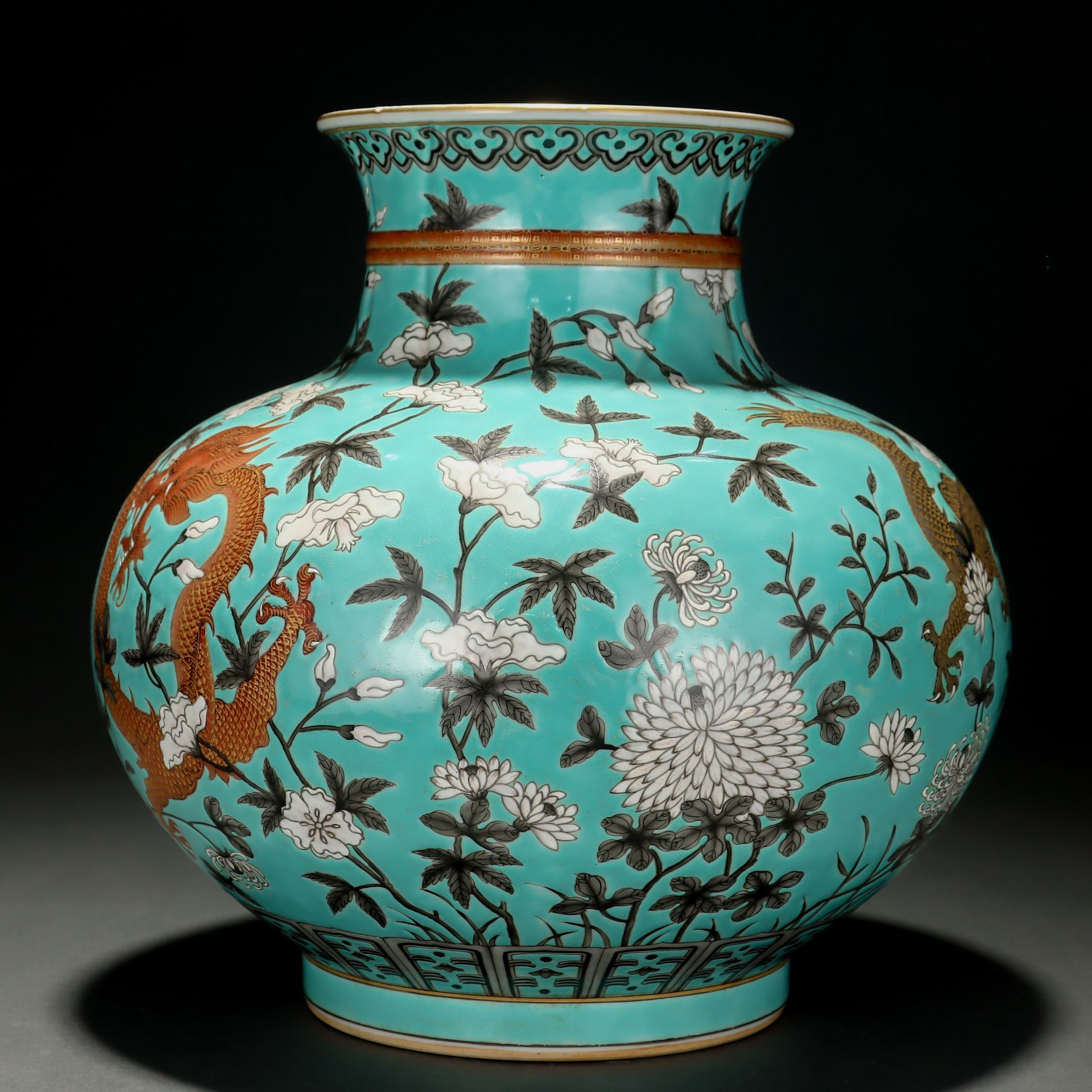 A Chinese Famille Rose and Gilt Dragon Jar - Image 3 of 9