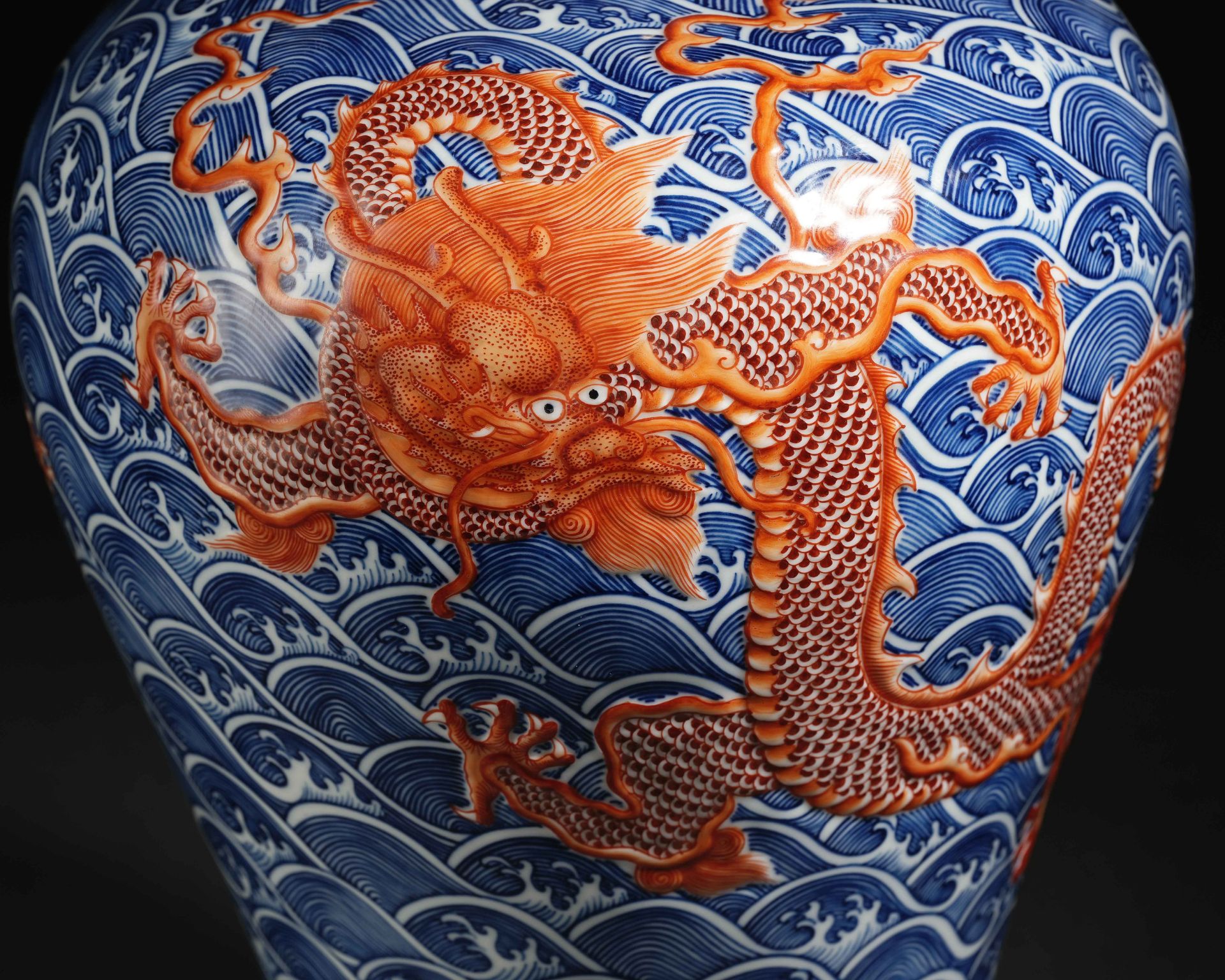 A Chinese Underglaze Blue and Iron Red Vase Meiping - Bild 3 aus 14