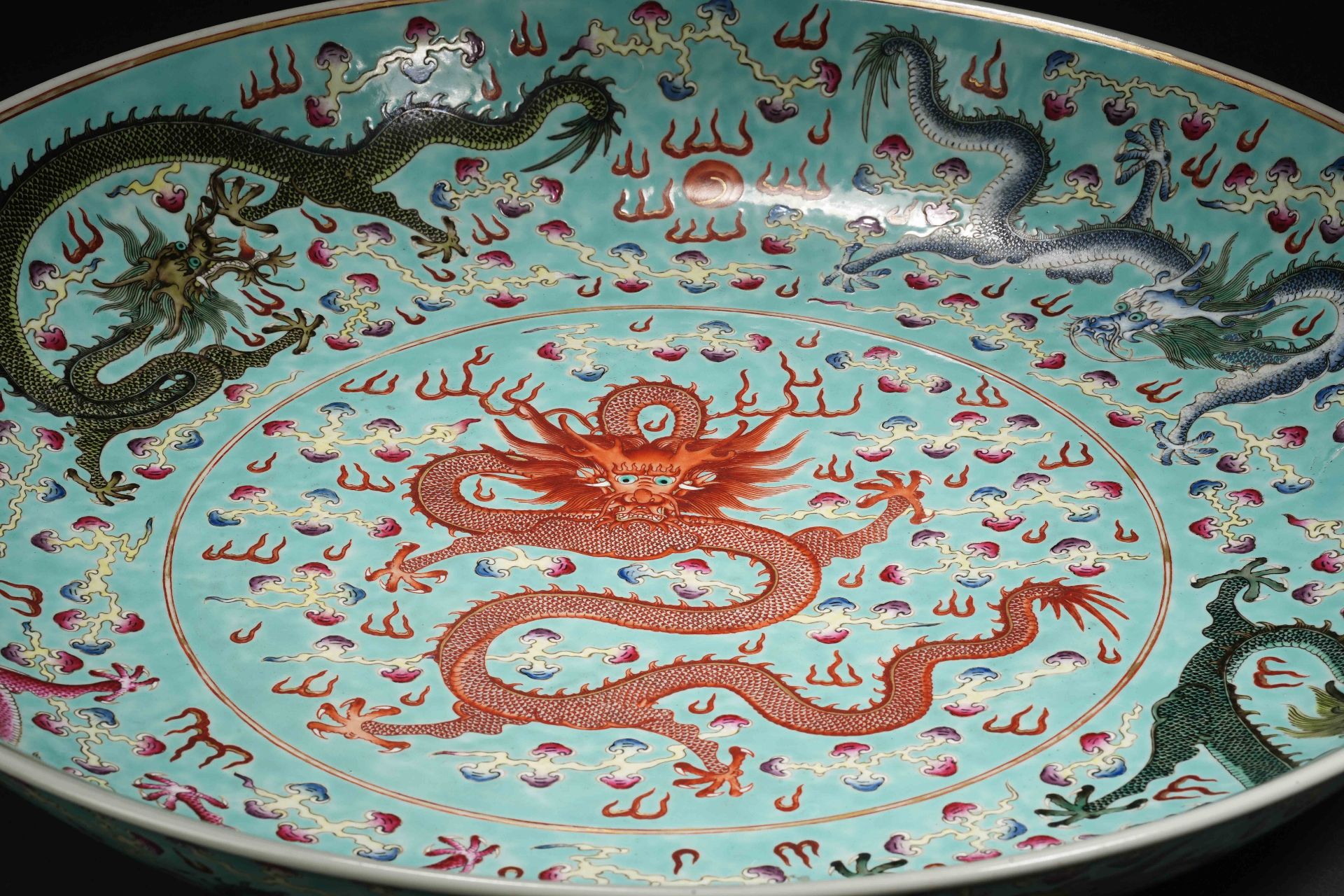 A Chinese Famille Rose Dragon Plate - Bild 2 aus 18