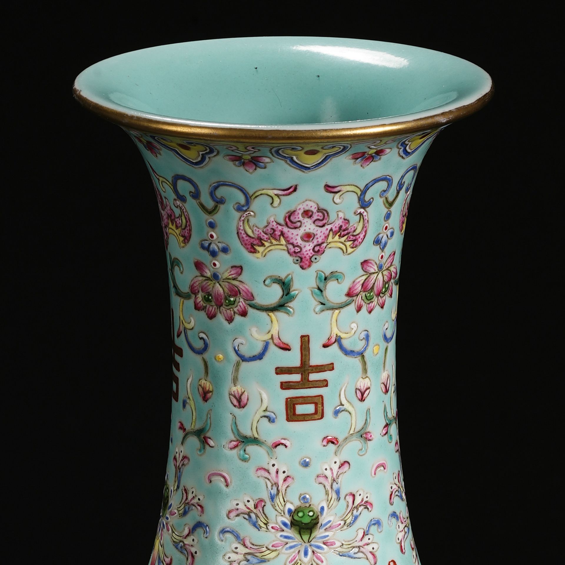 A Chinese Turquoise Ground and Famille Rose Vase - Bild 2 aus 13