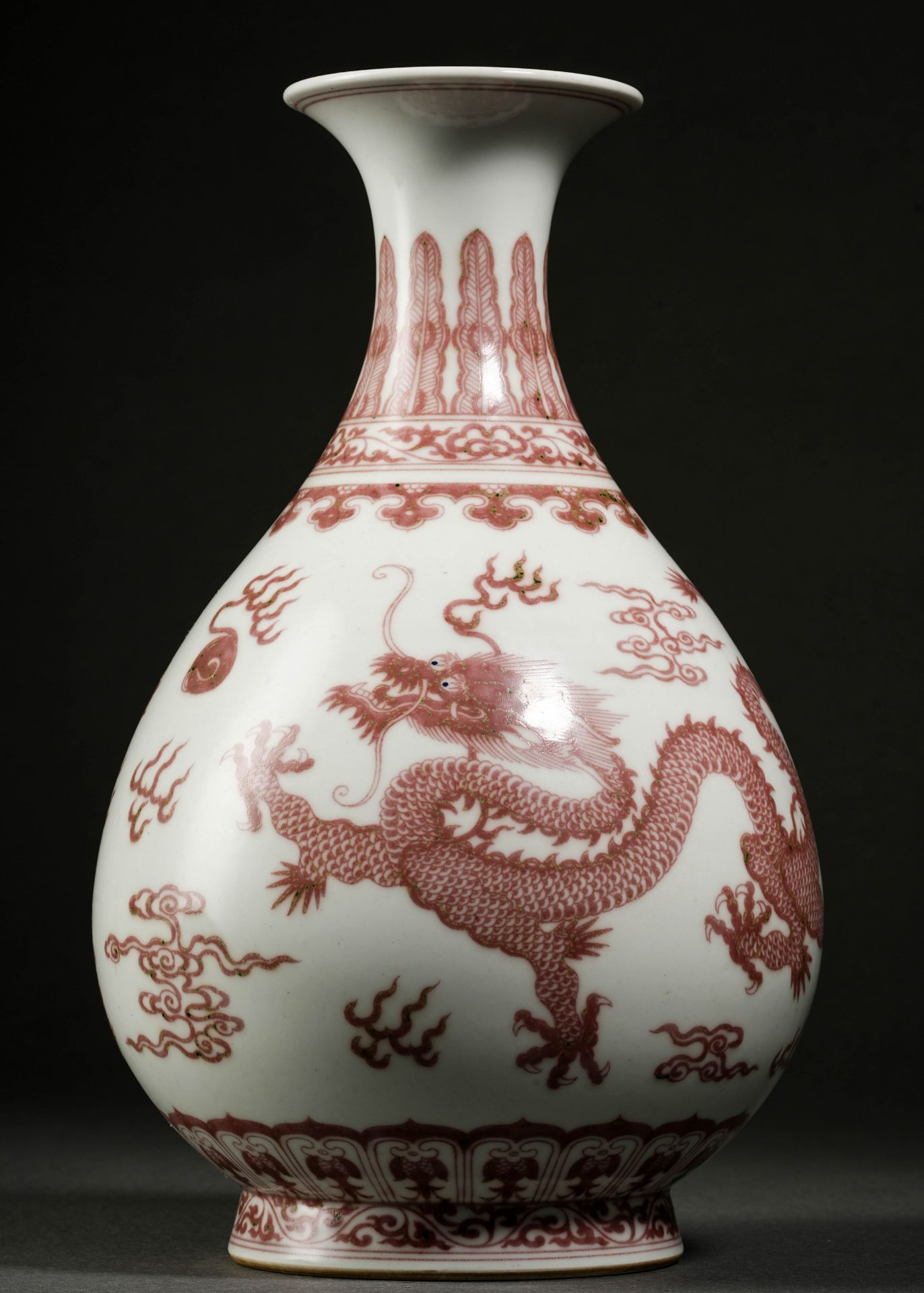 A Chinese Copper Red Dragon Vase Yuhuchunping - Bild 6 aus 14