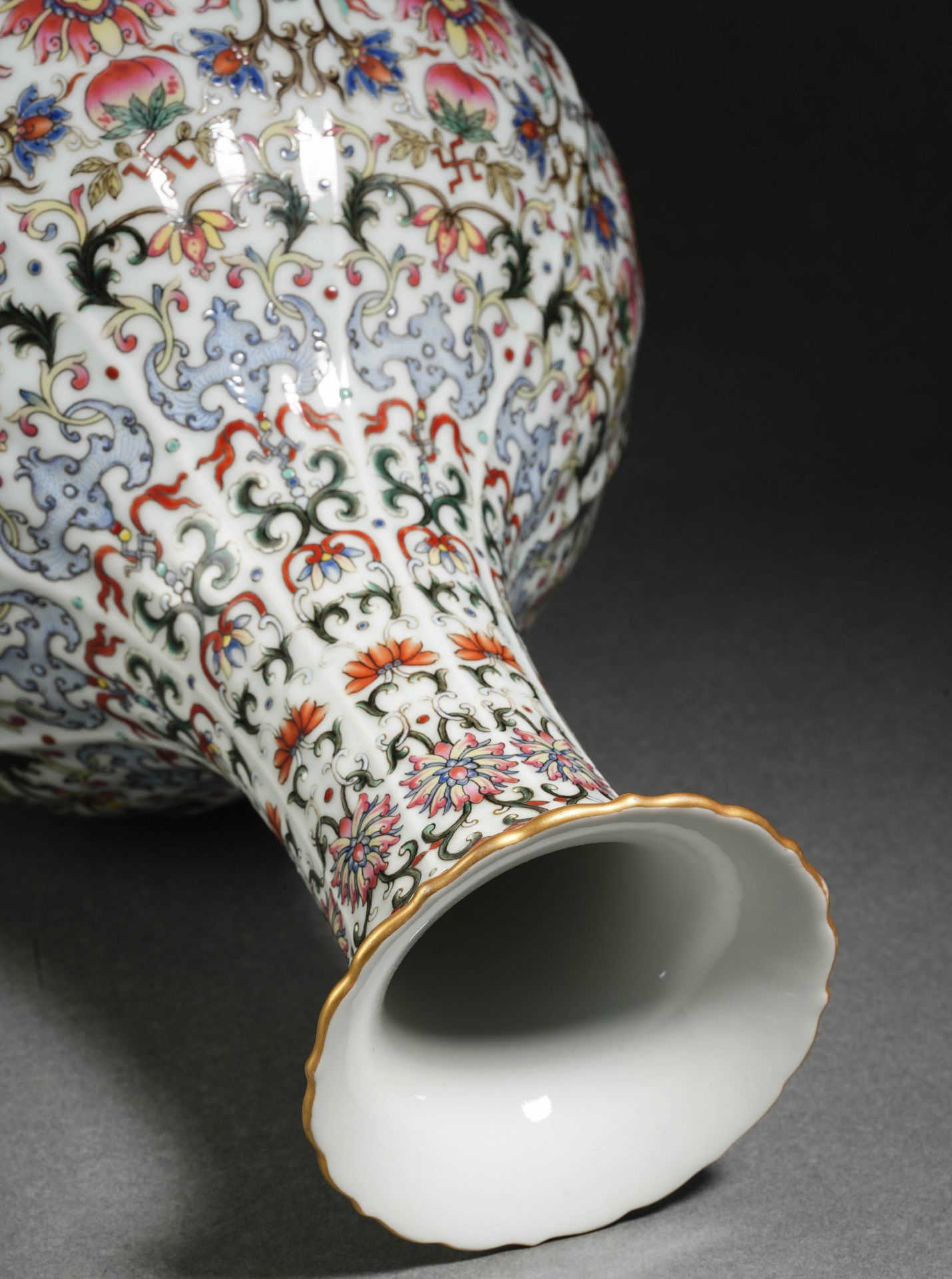 A Chinese Famille Rose and Gilt Sanskirt Vase - Bild 8 aus 14