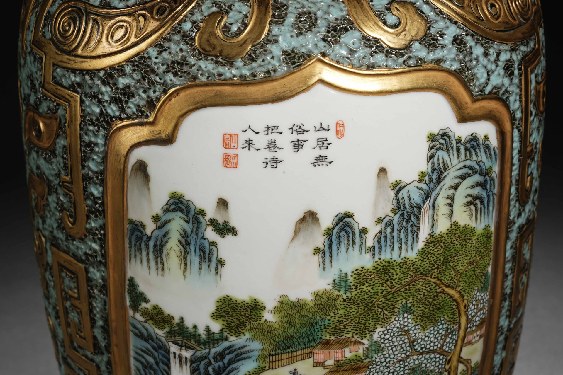 A Chinese Falangcai Glaze Landscape Vase - Bild 5 aus 12