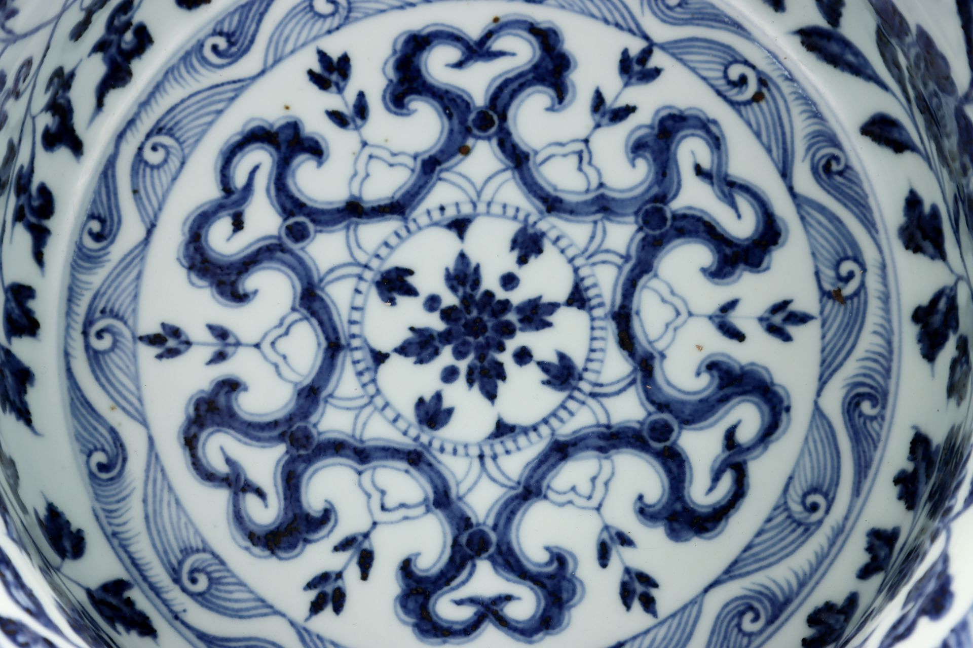 A Chinese Blue and White Floral Scrolls Basin - Image 7 of 9