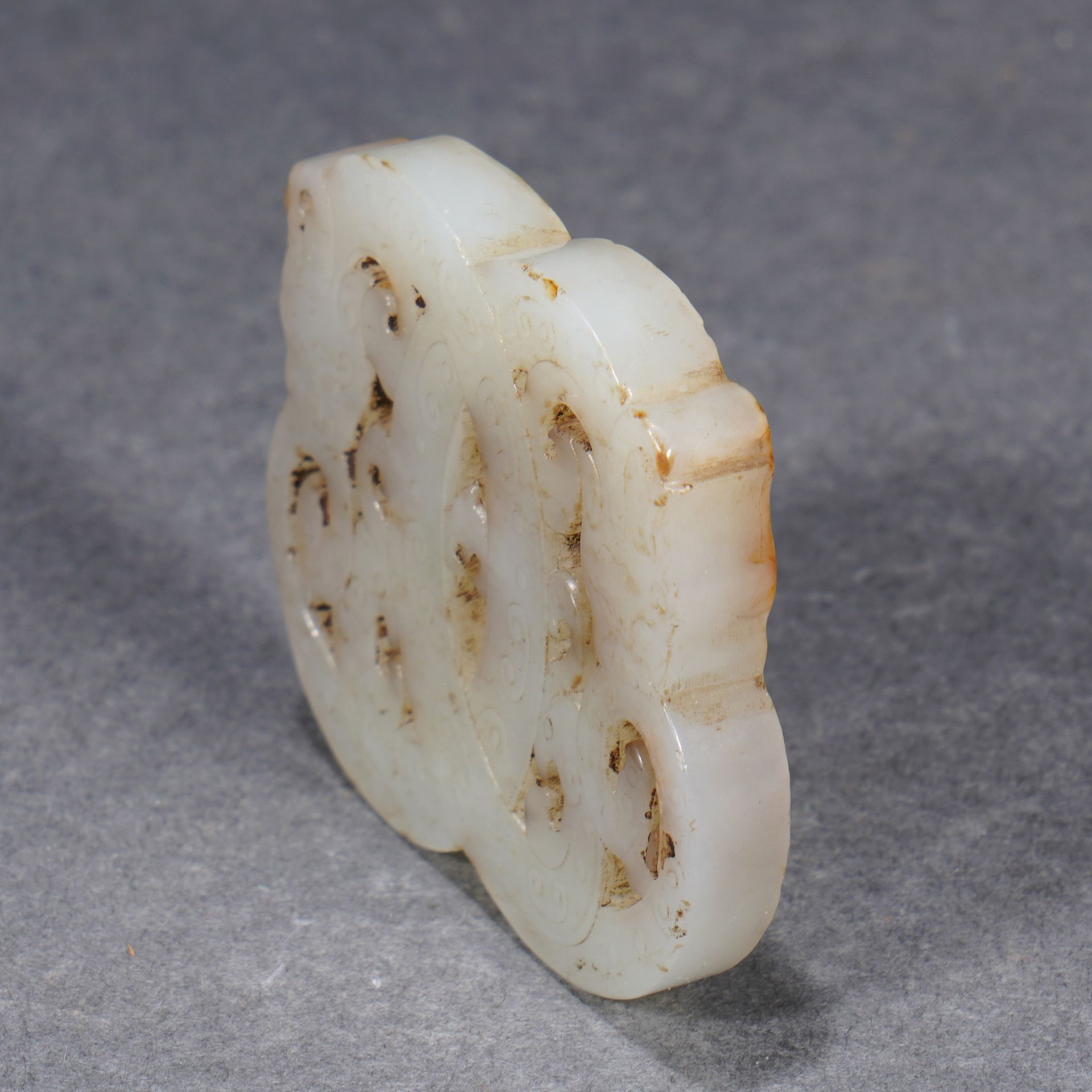 A Chinese Reticulated White Jade Interlocked Pendant - Image 9 of 10