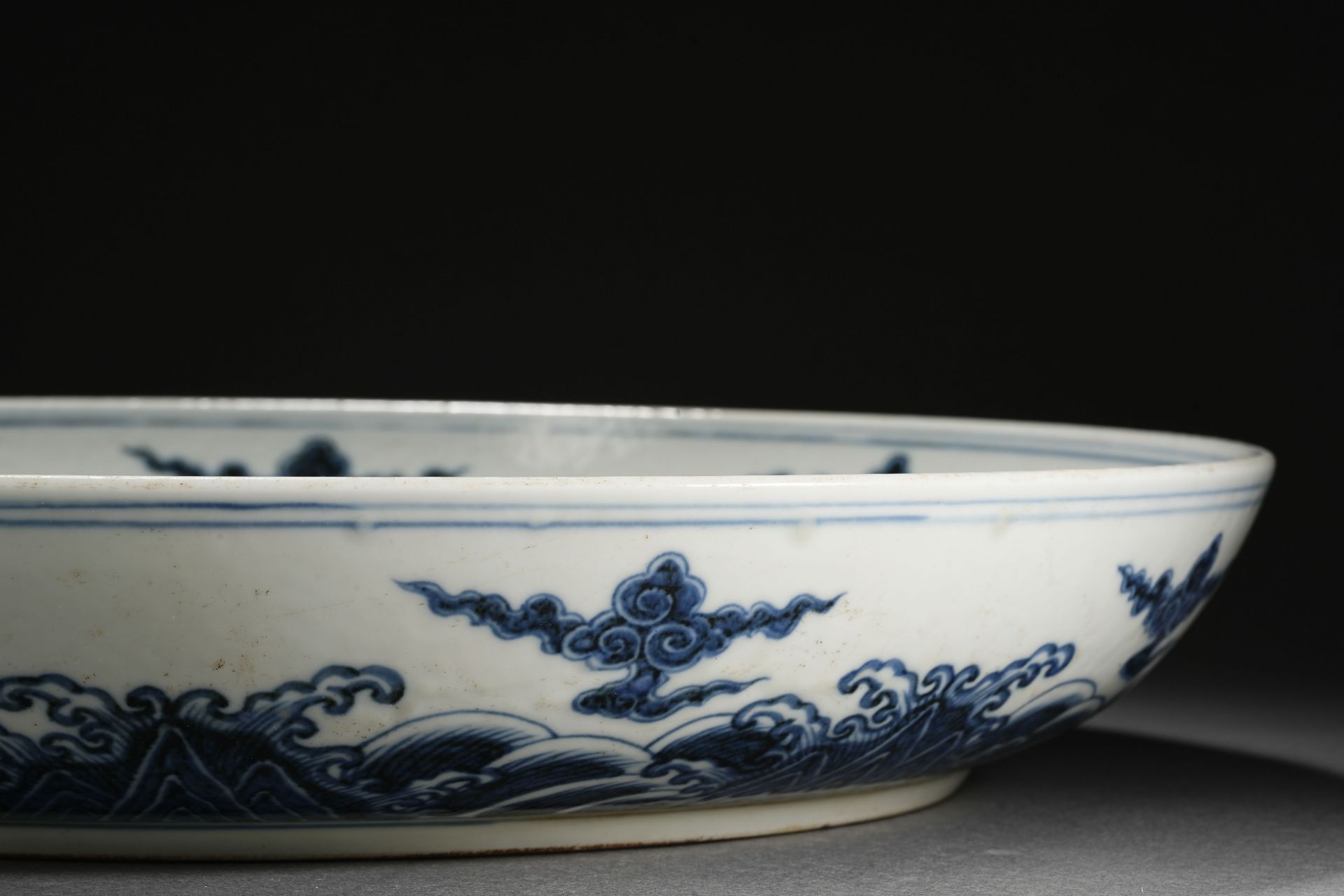 A Chinese Blue and White Dragon Dish - Bild 10 aus 17