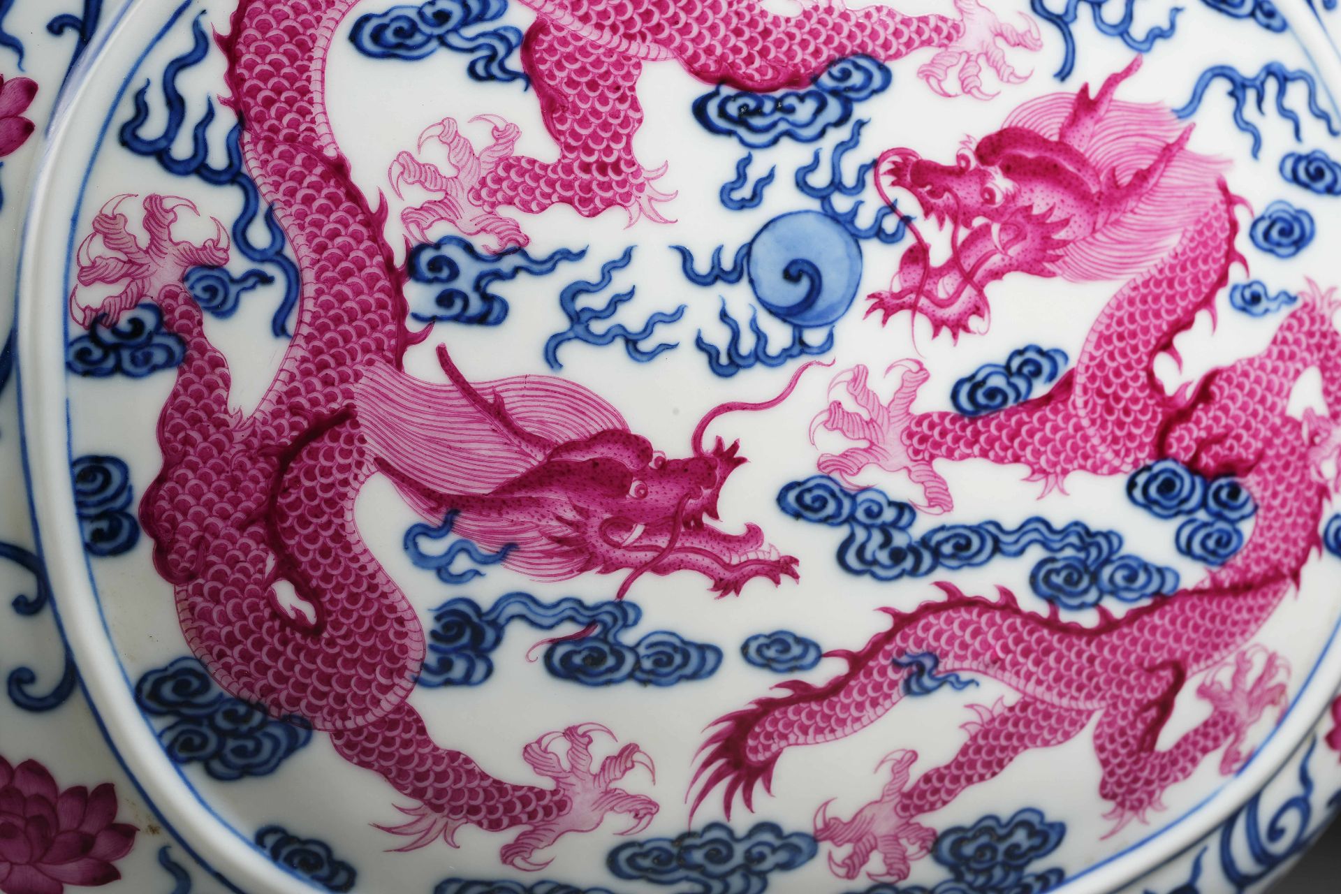 A Chinese Under Glaze Blue and Pink Enamel Dragon Bianhu - Bild 4 aus 14