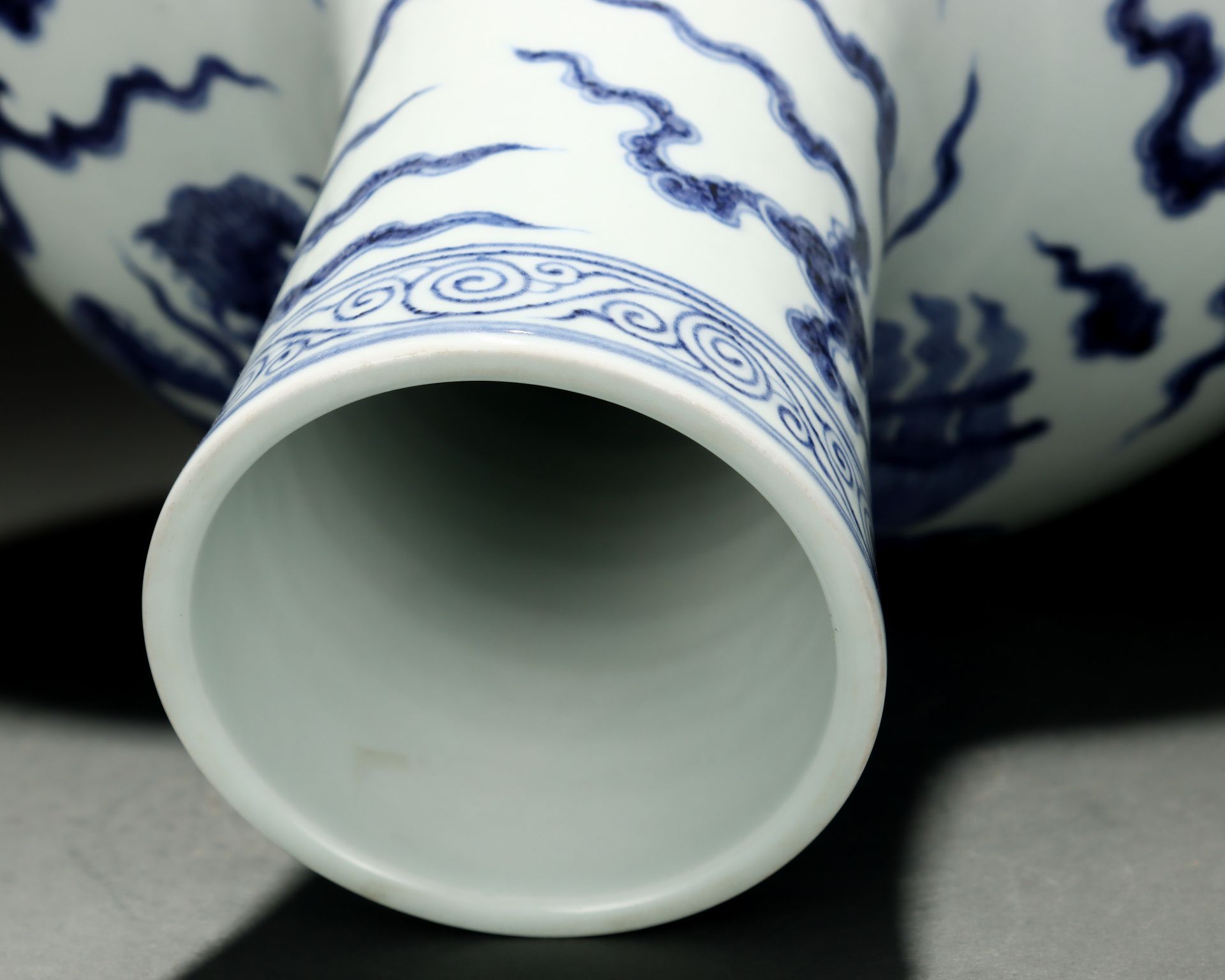 A Blue and White Dragon Globular Vase - Image 7 of 9