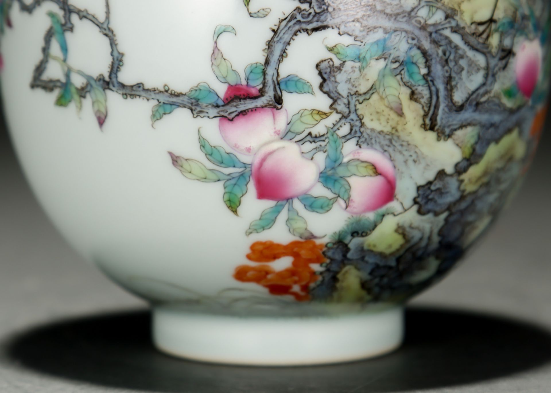 A Chinese Famille Rose Cranes Bottle Vase - Bild 4 aus 9