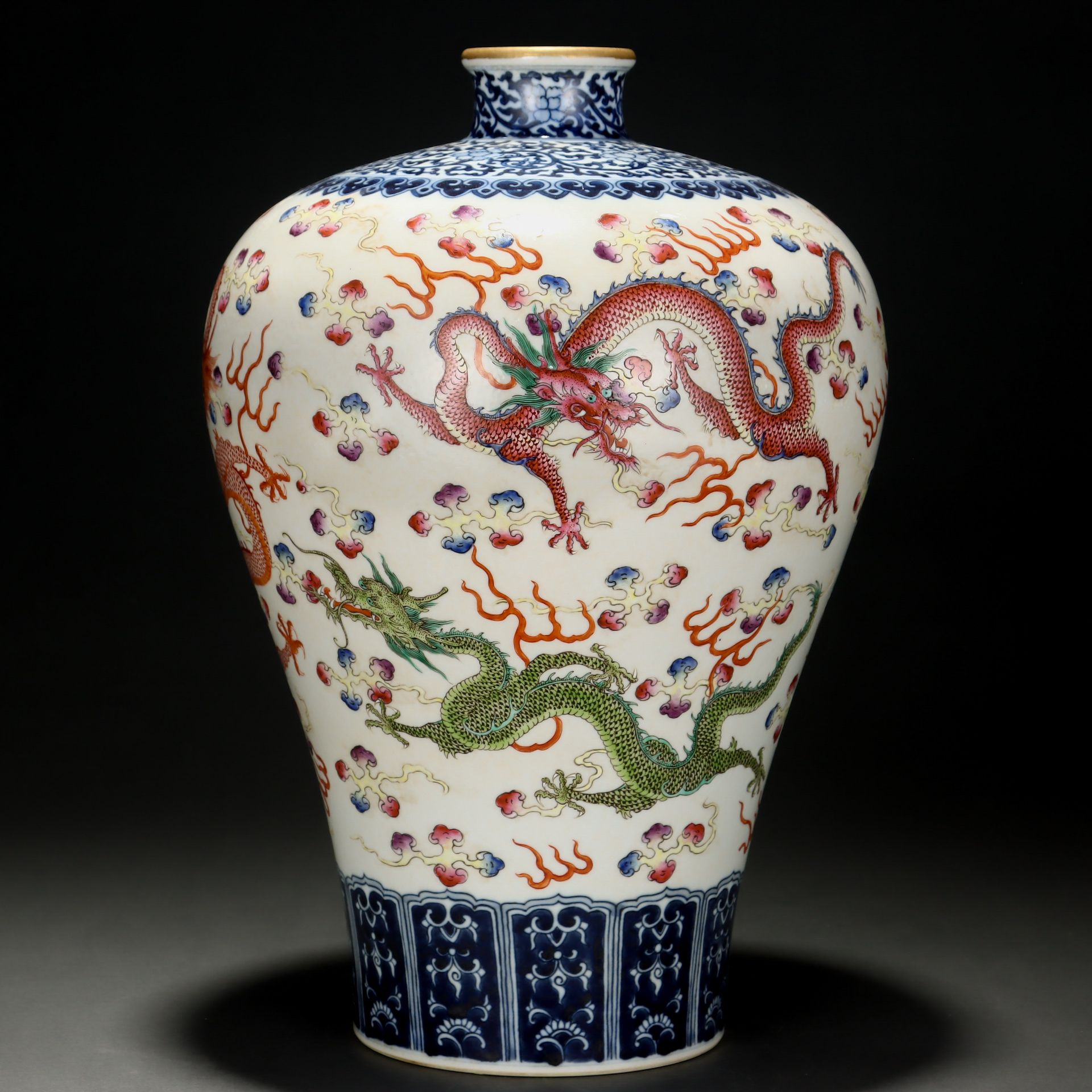 A Chinese Famille Rose Dragon Vase Meiping - Bild 4 aus 9