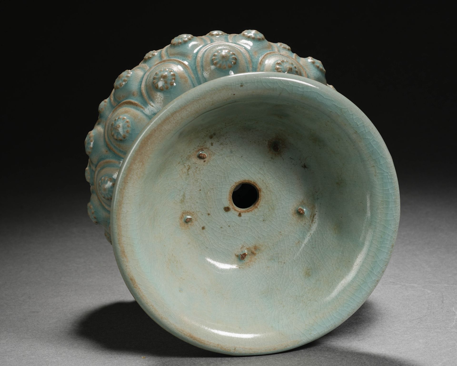 A Chinese Celadon Glaze Lotus and Dragon Incense Burner - Bild 12 aus 17