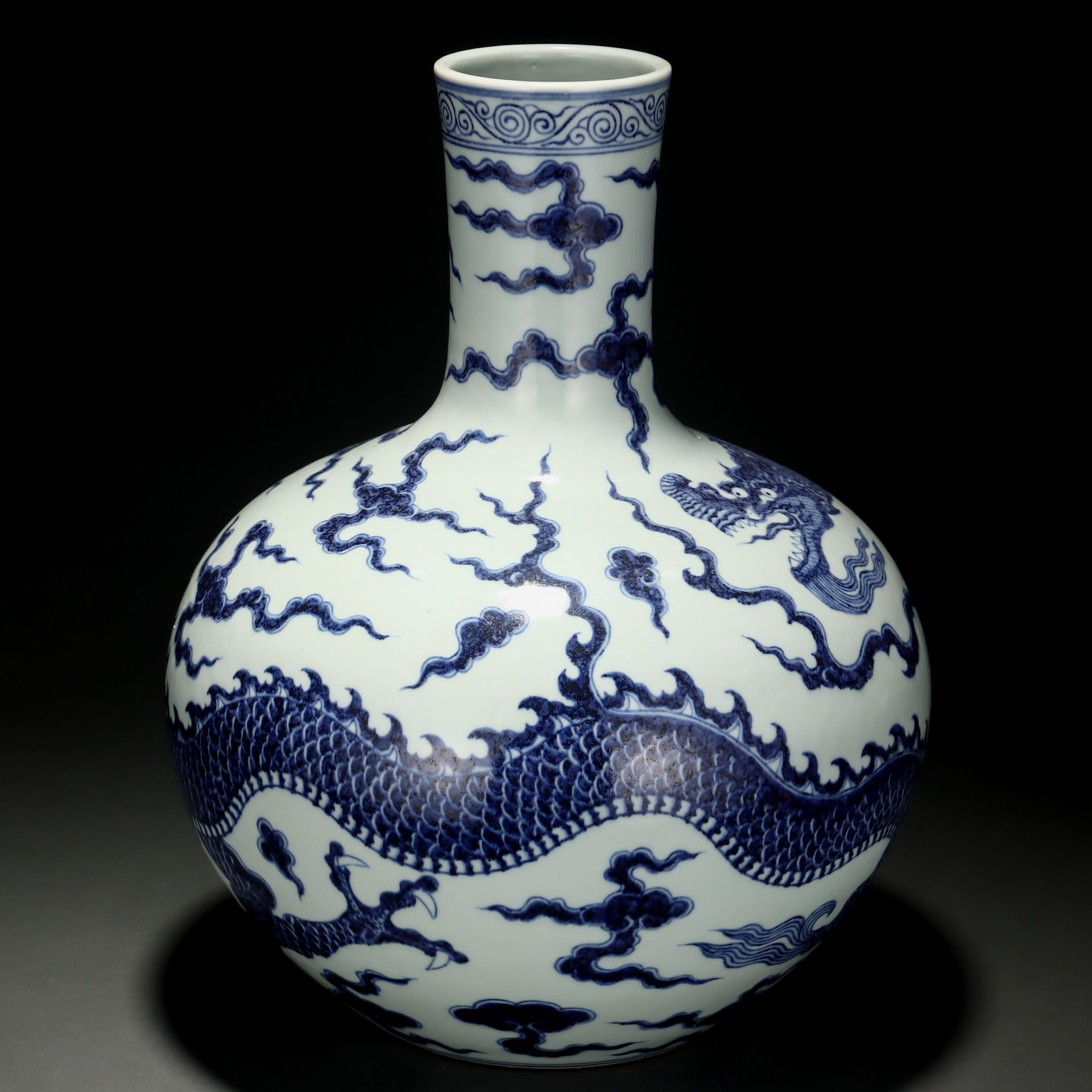 A Blue and White Dragon Globular Vase - Image 2 of 9