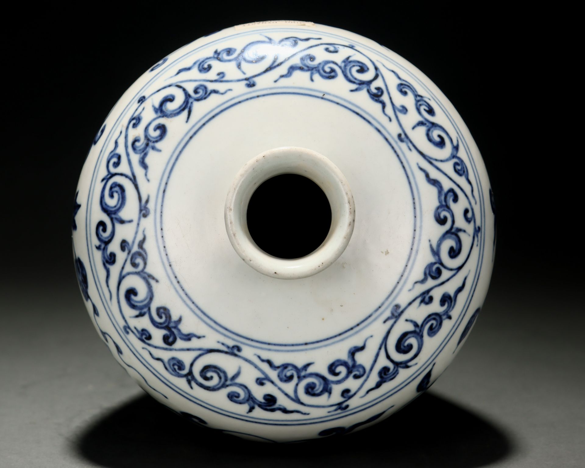 A Chinese Blue and White Peony Scrolls Vase Meiping - Image 7 of 9