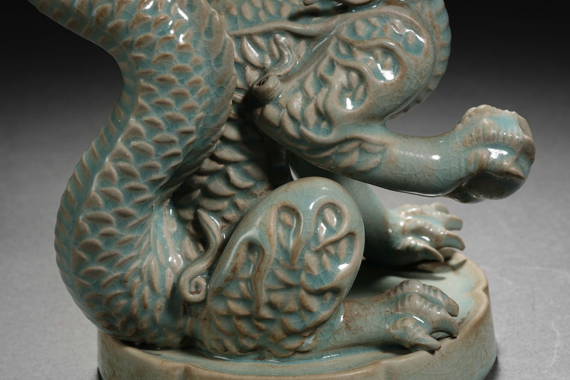 A Chinese Celadon Glaze Lotus and Dragon Incense Burner - Bild 9 aus 17