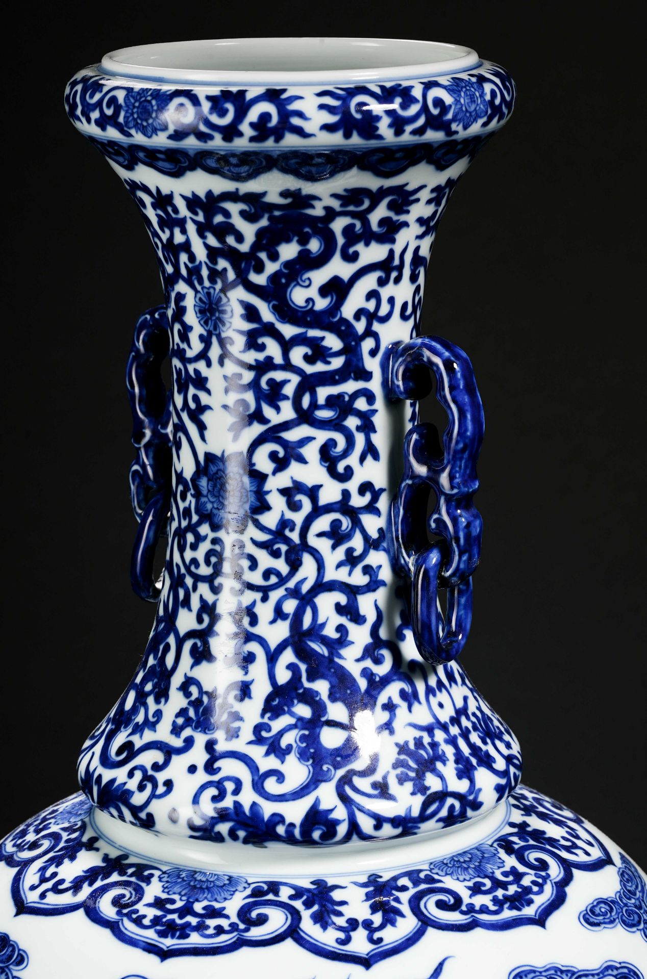 A Chinese Blue and White Dragons Vase - Image 5 of 16