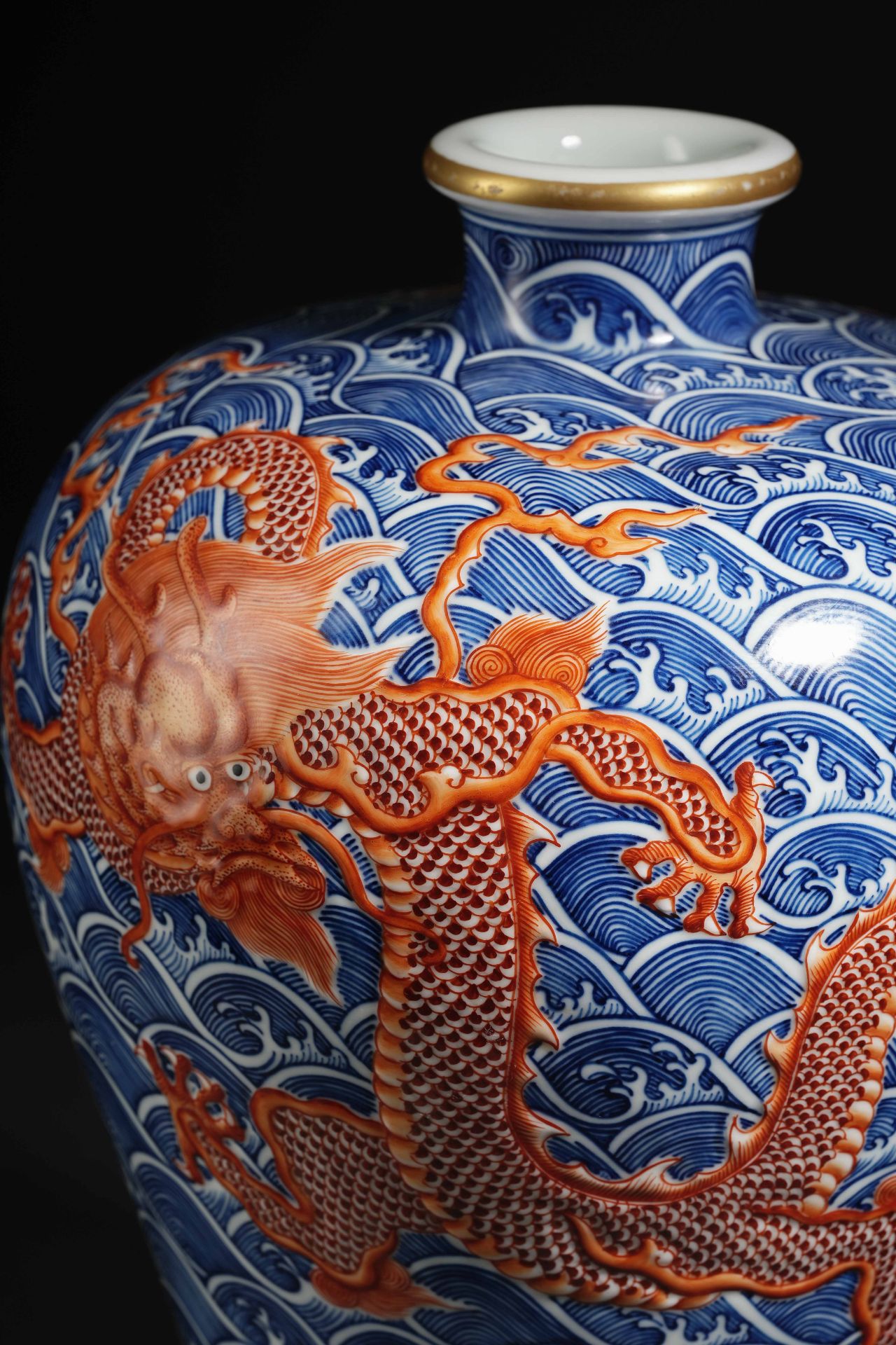A Chinese Underglaze Blue and Iron Red Vase Meiping - Image 7 of 14