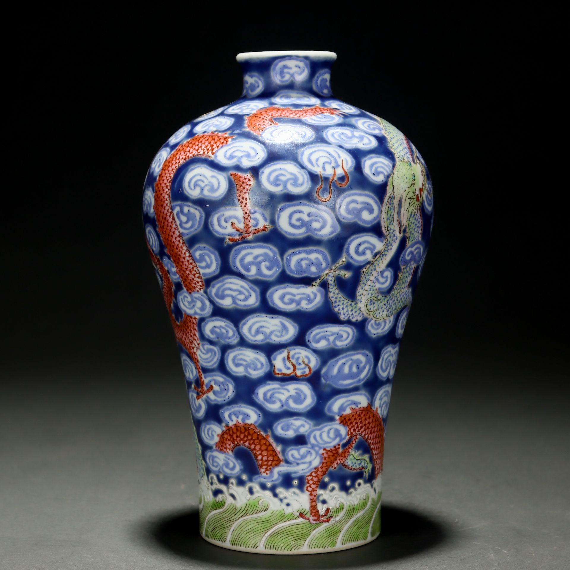 A Chinese Famille Rose Dragon Vase - Bild 3 aus 9