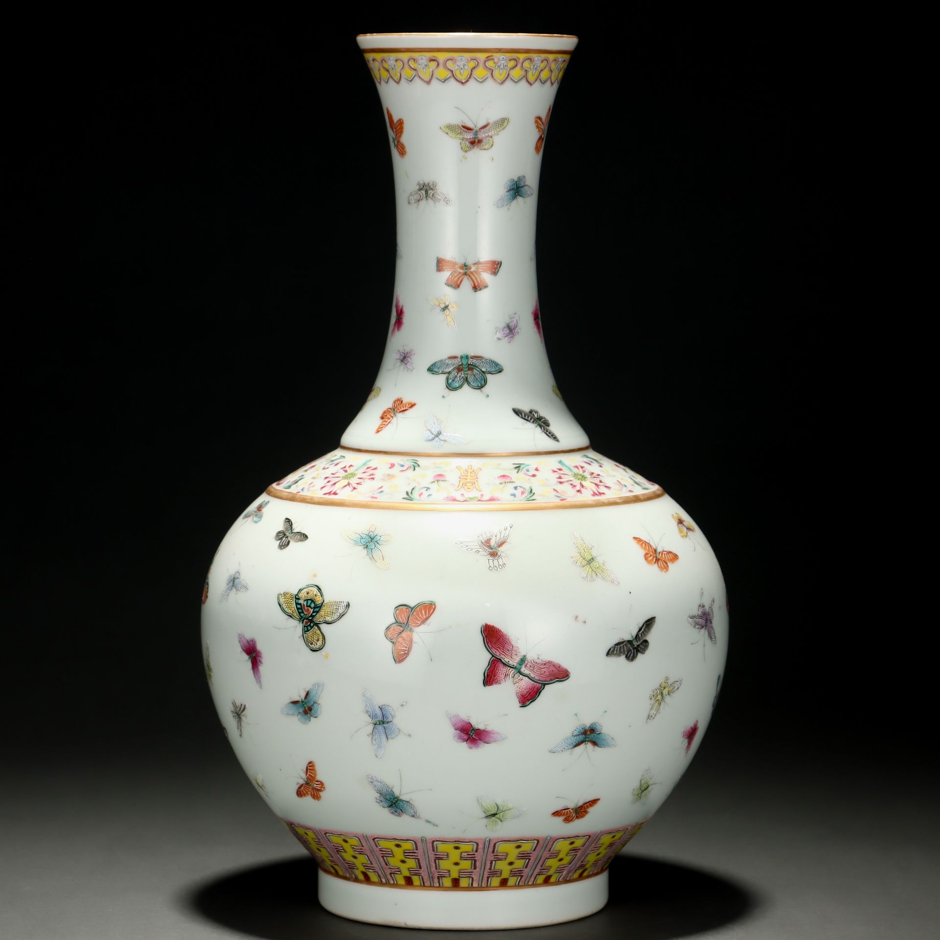 A Chinese Famille Rose Butterflies Decorative Vase - Bild 3 aus 9