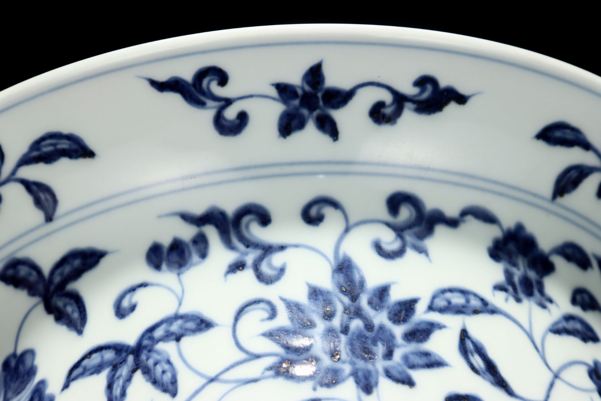 A Chinese Blue and White Floral Scrolls Basin - Image 8 of 9