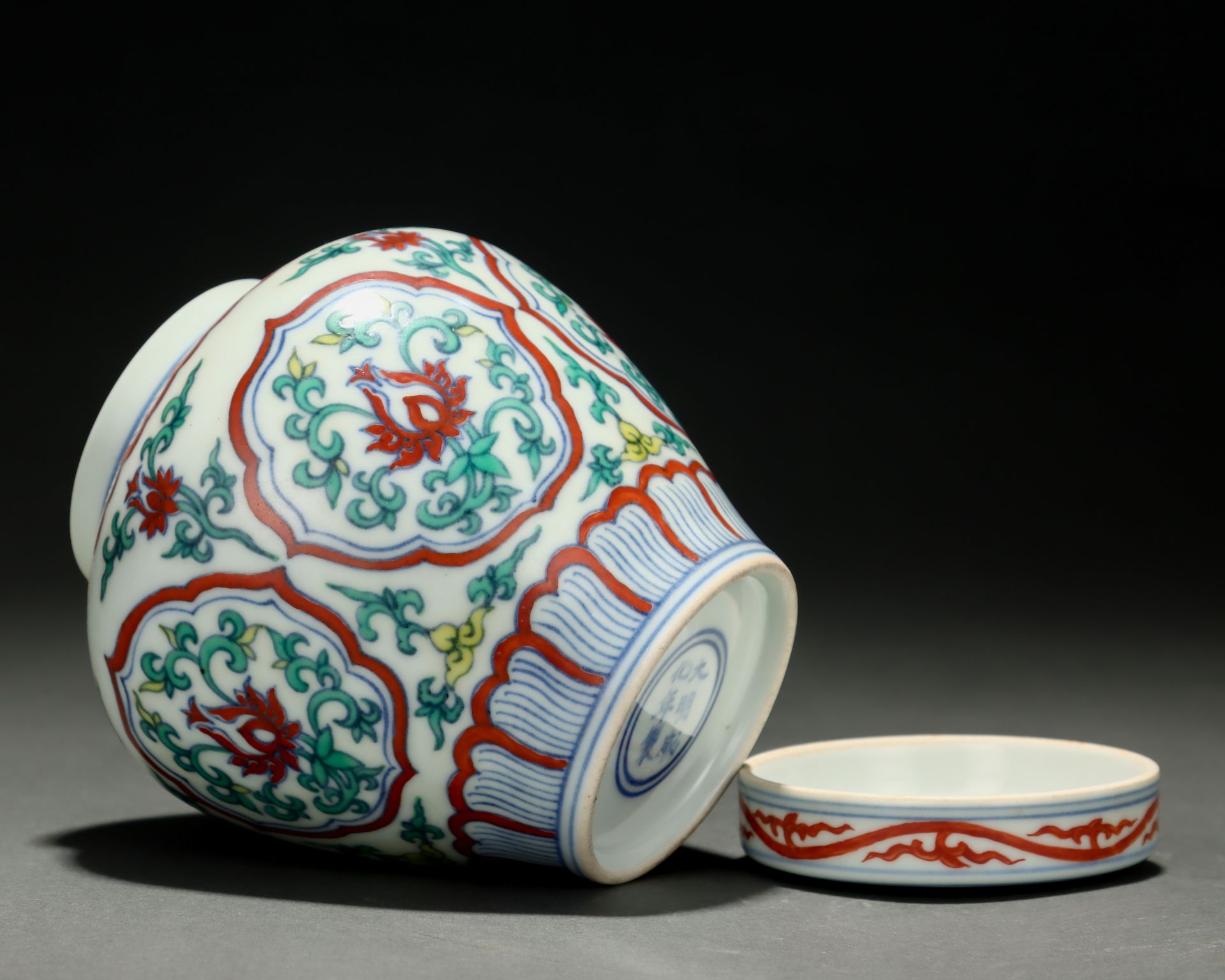 A Chinese Doucai Glaze Floral Jar - Image 8 of 9