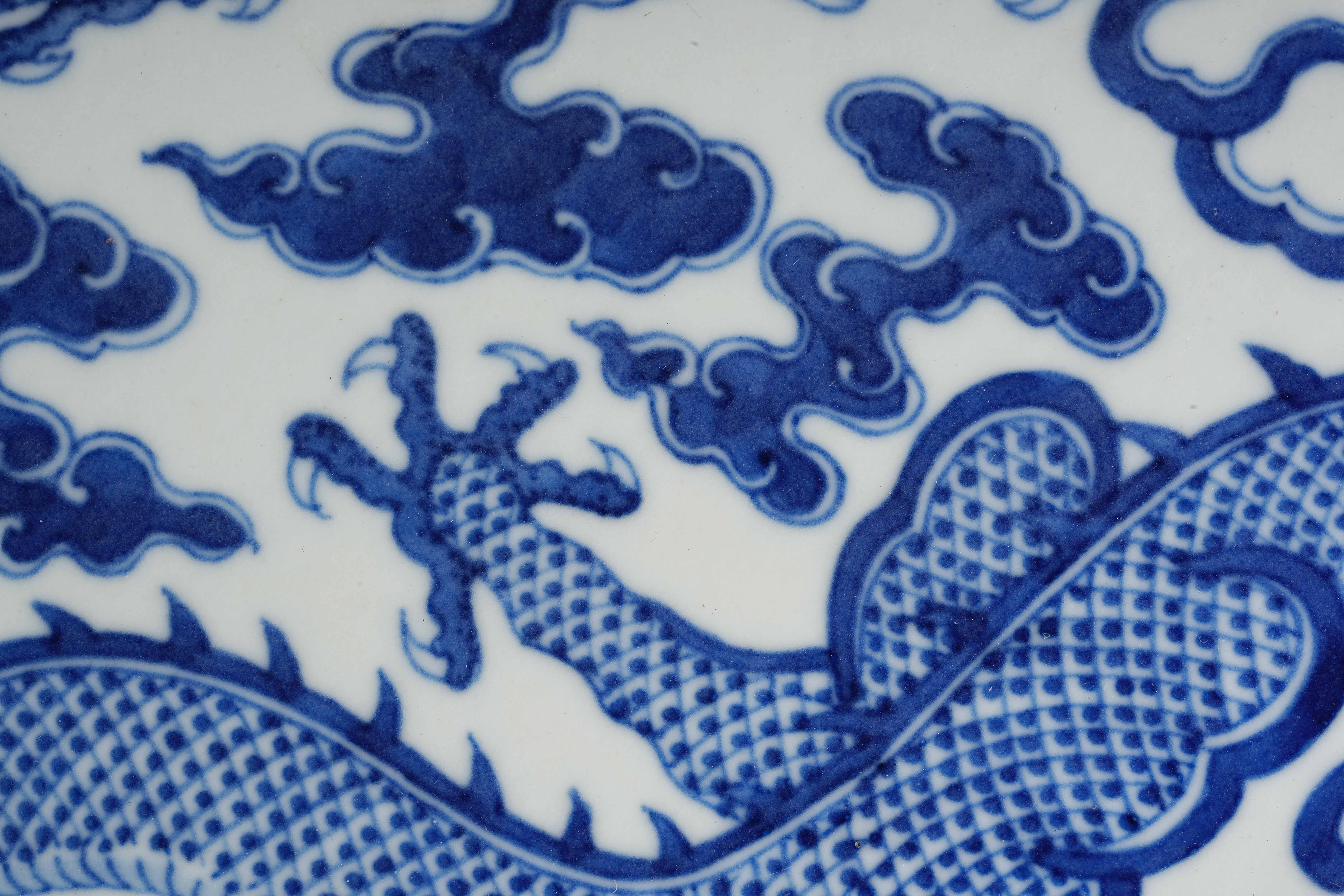 A Chinese Blue and White Double Dragons Plate - Image 6 of 16