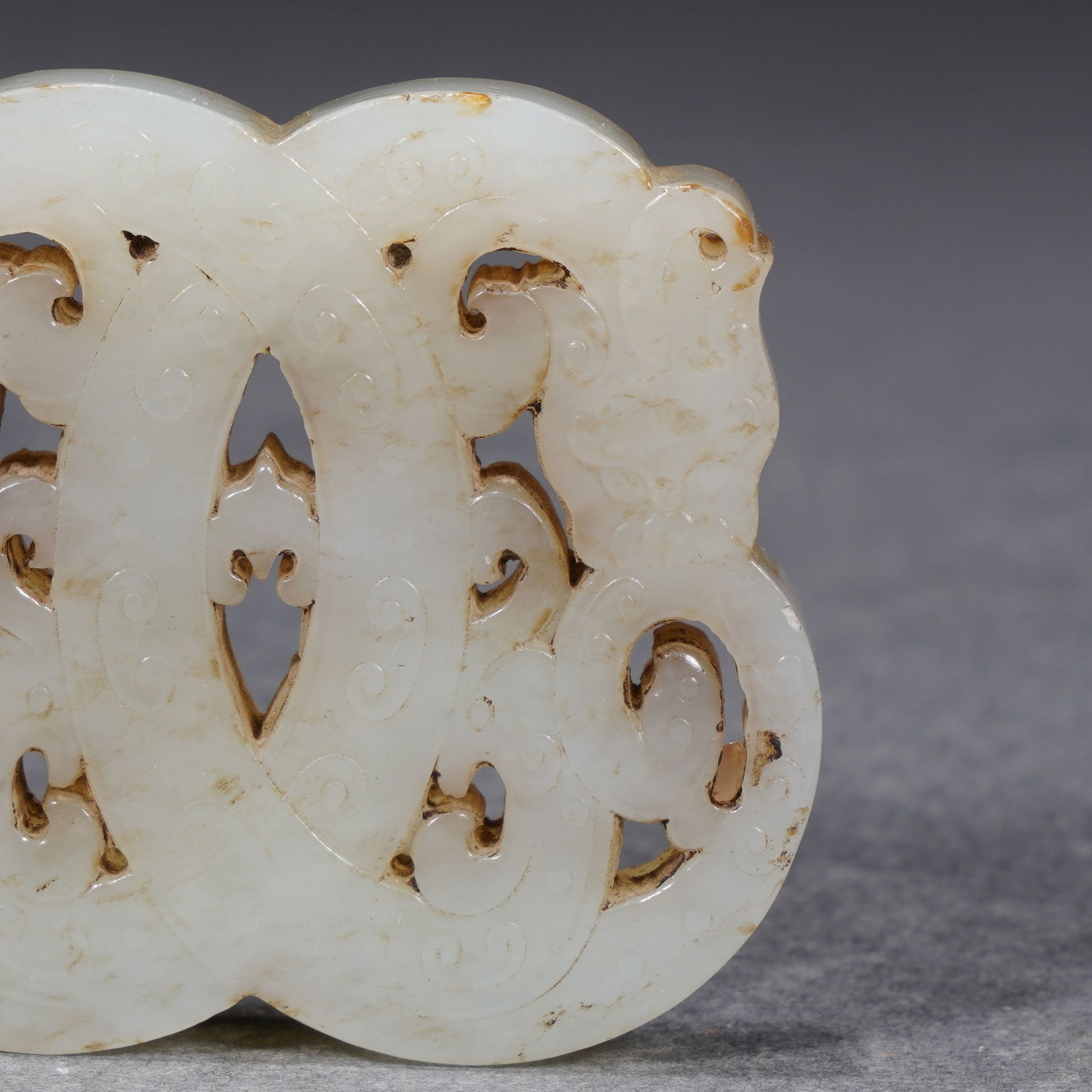 A Chinese Reticulated White Jade Interlocked Pendant - Image 8 of 10