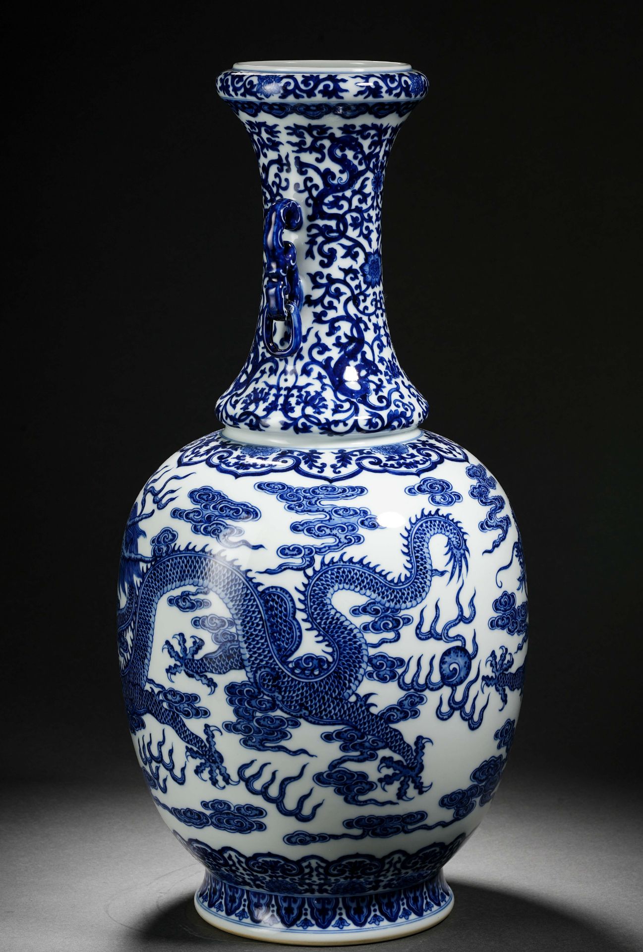 A Chinese Blue and White Dragons Vase - Image 8 of 16