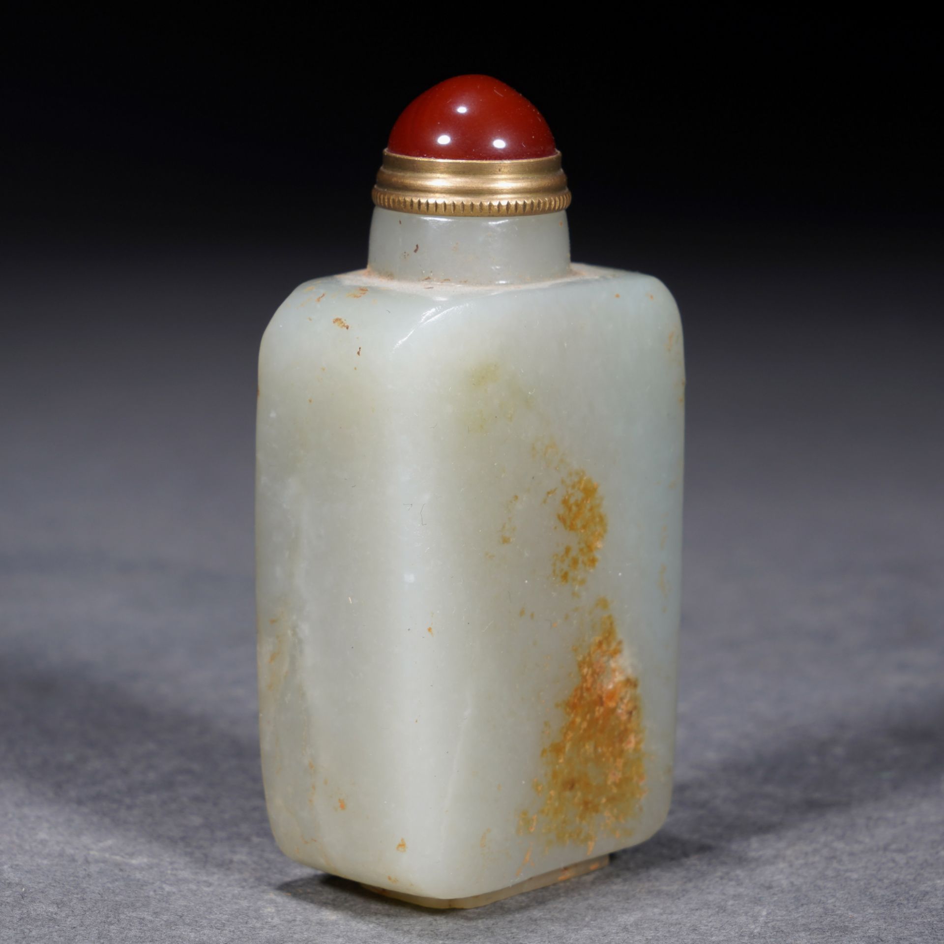 A Chinese Carved White Jade Snuff Bottle - Image 6 of 10