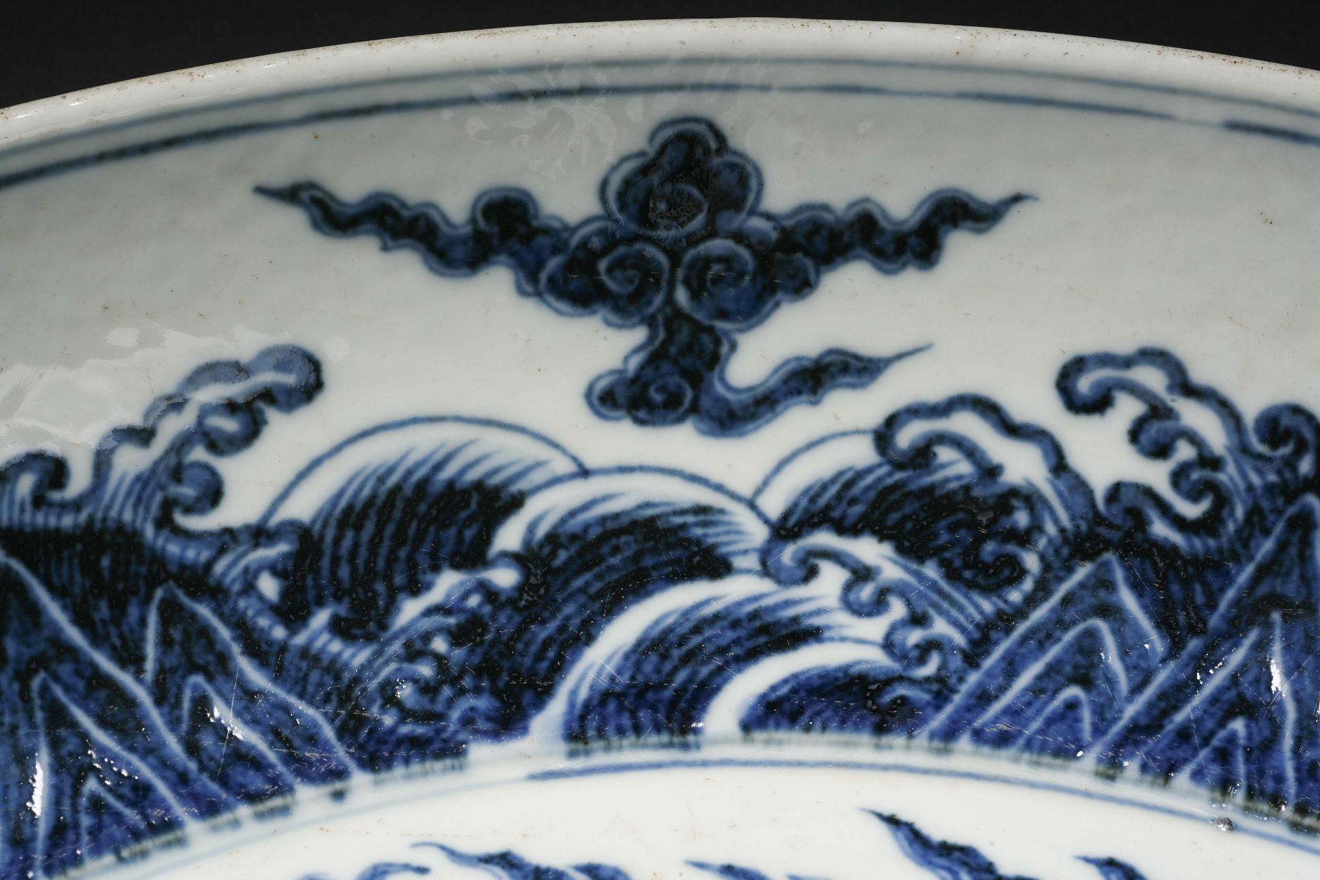 A Chinese Blue and White Dragon Dish - Bild 4 aus 17