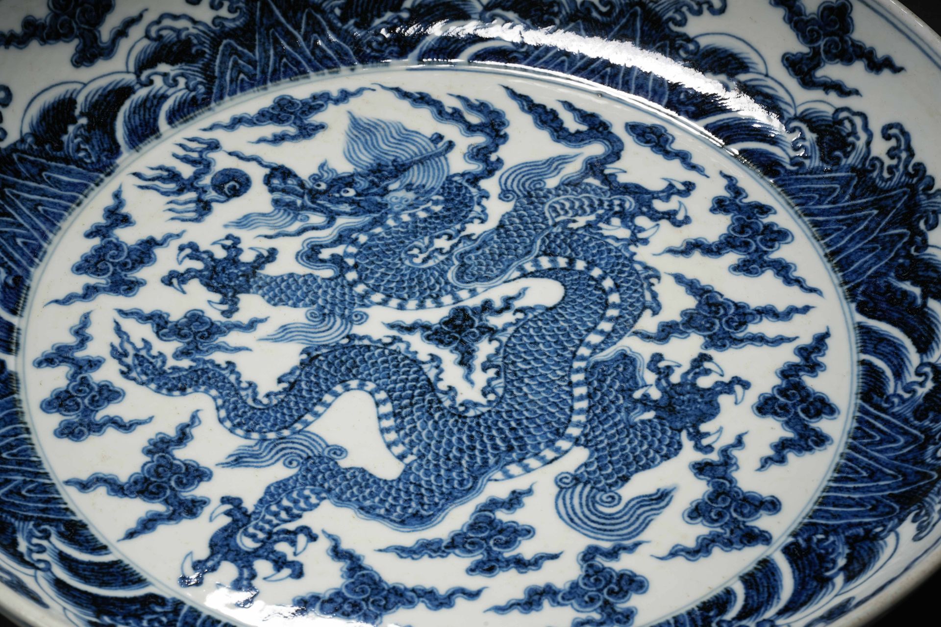 A Chinese Blue and White Dragon Dish - Bild 3 aus 17