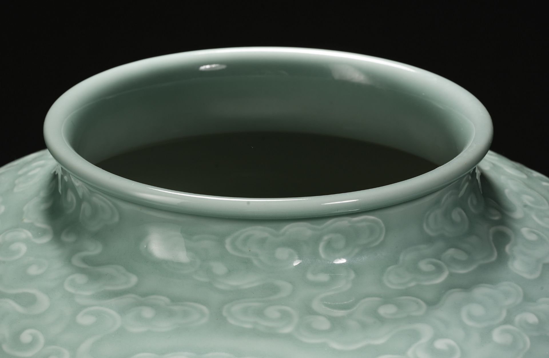 A Chinese Celadon Glaze Dragon Jar - Bild 4 aus 16