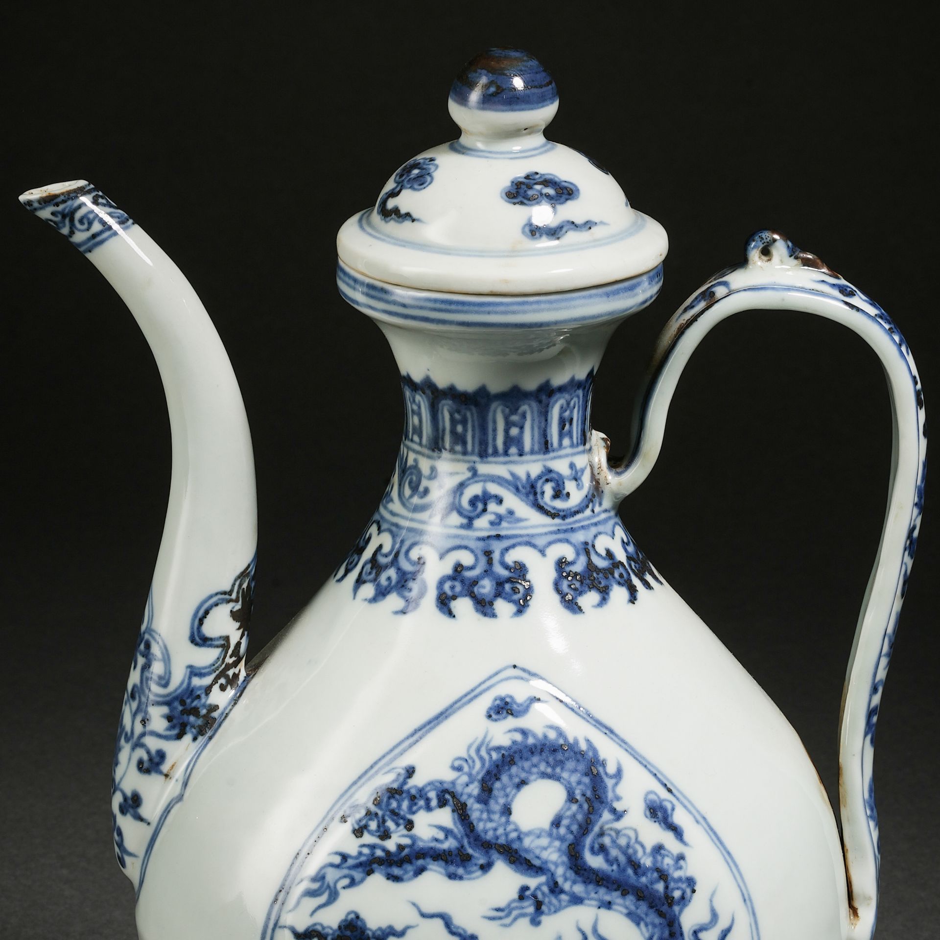 A Chinese Blue and White Dragon Ewer - Bild 2 aus 16