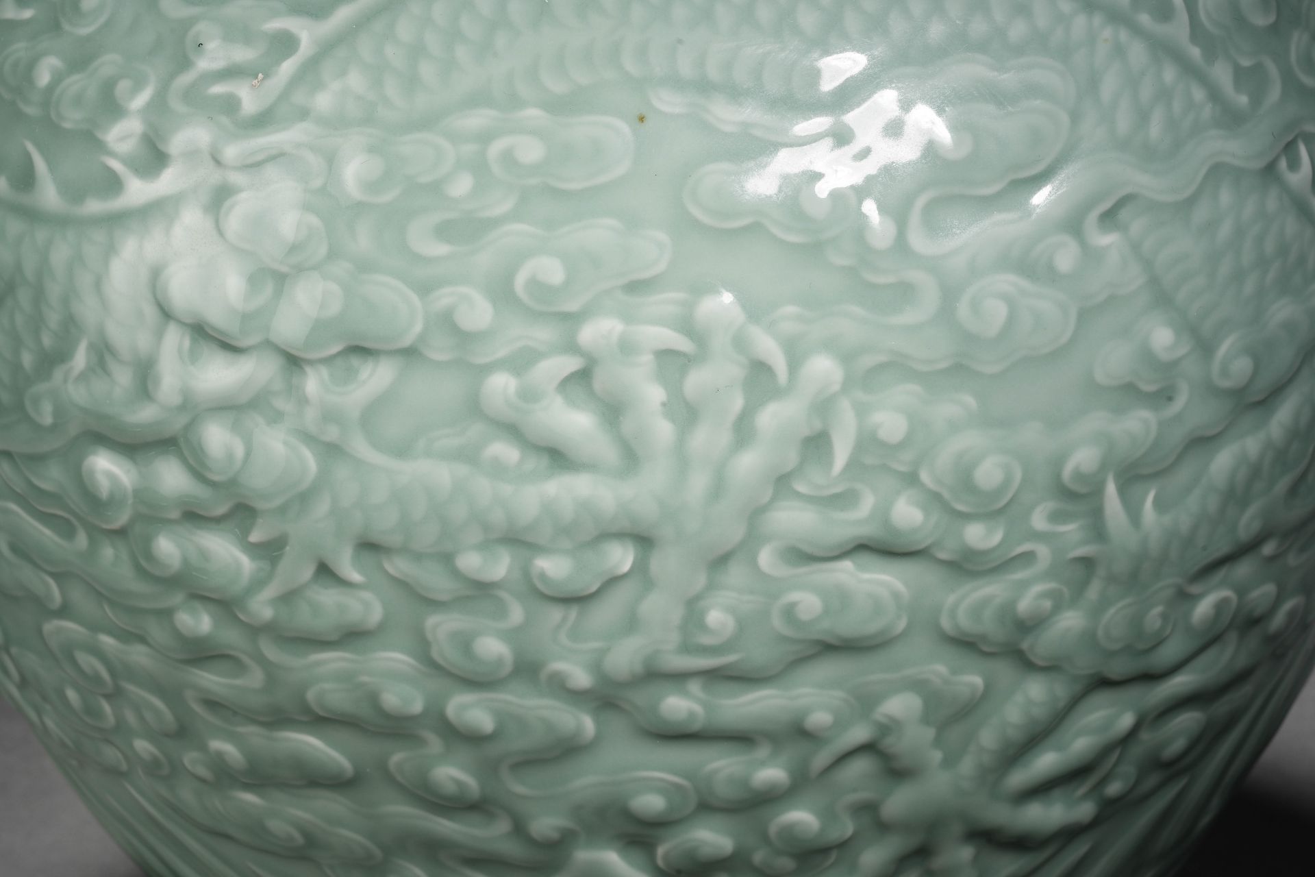 A Chinese Celadon Glaze Dragon Jar - Bild 7 aus 16