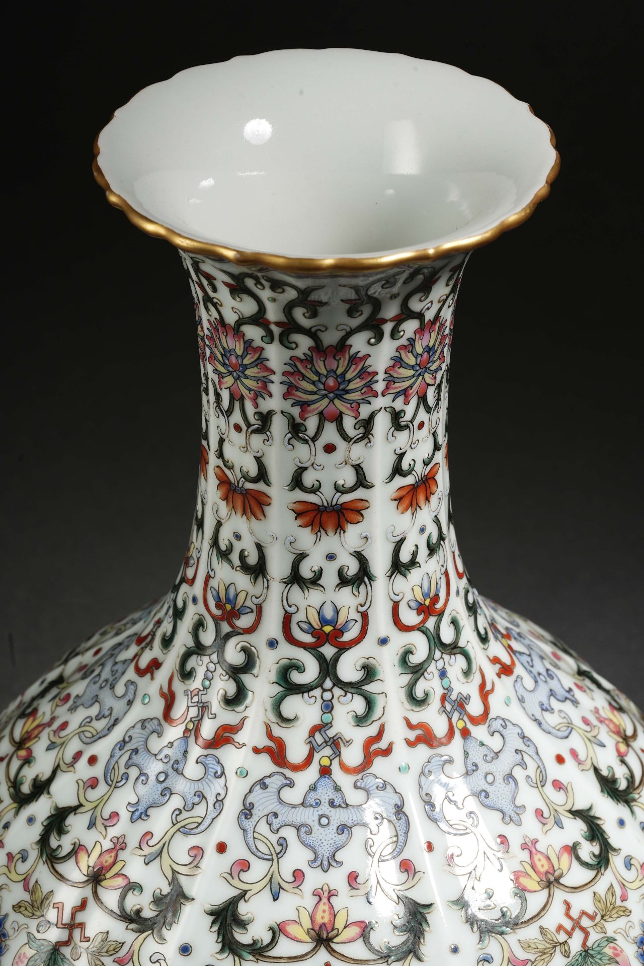 A Chinese Famille Rose and Gilt Sanskirt Vase - Bild 6 aus 14