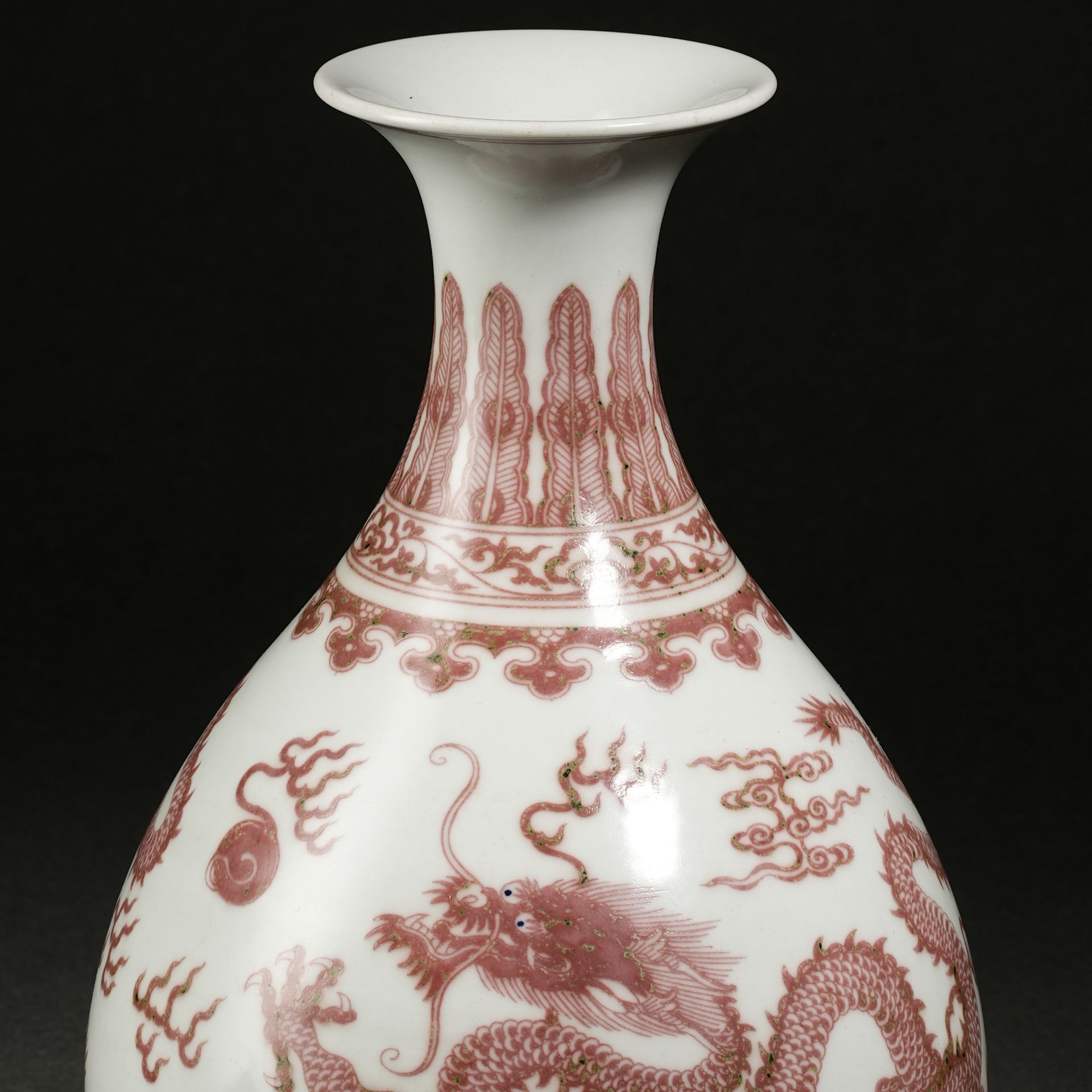 A Chinese Copper Red Dragon Vase Yuhuchunping - Bild 2 aus 14