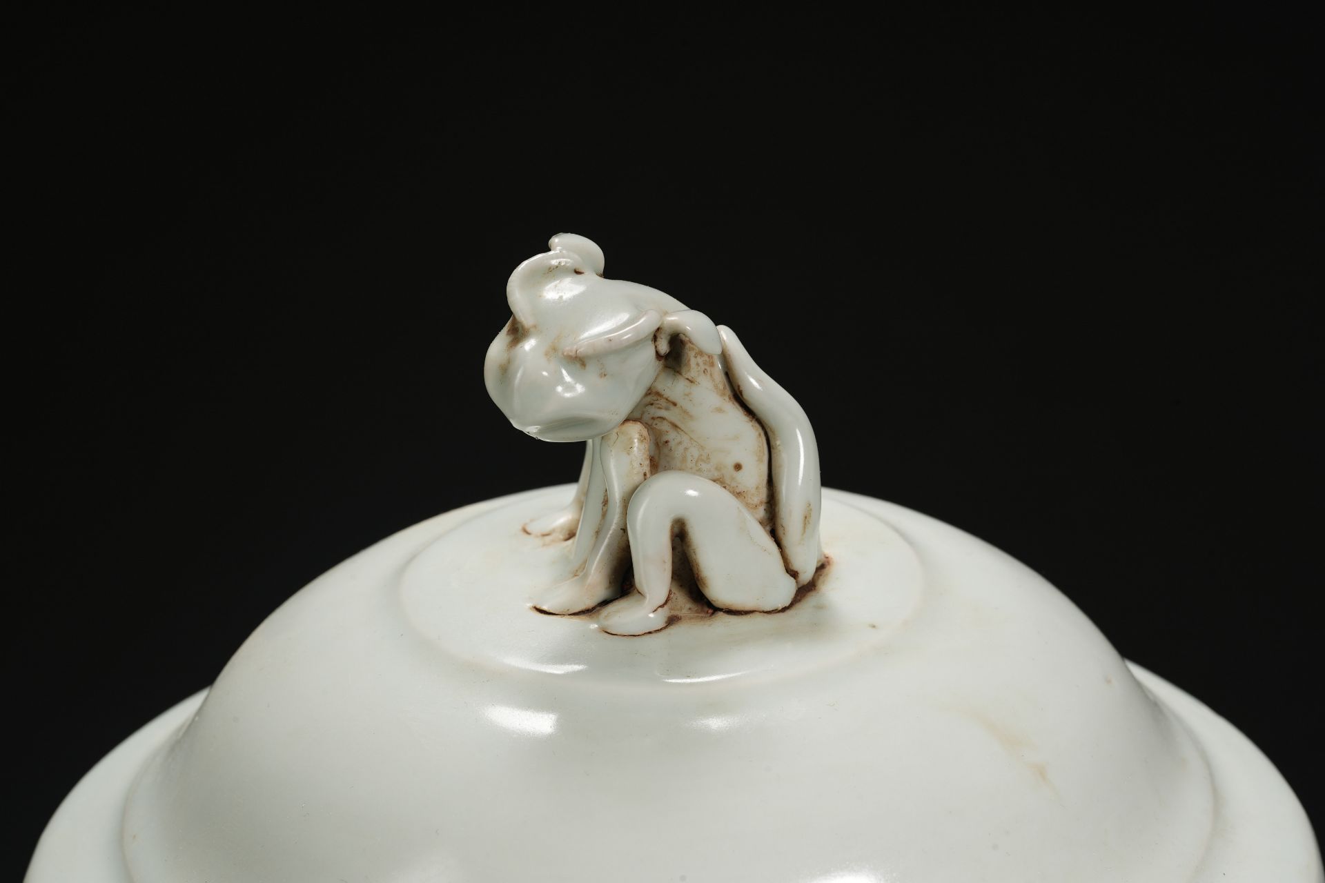 A Chinese Monochrome Glaze Jar with Cover - Image 4 of 13