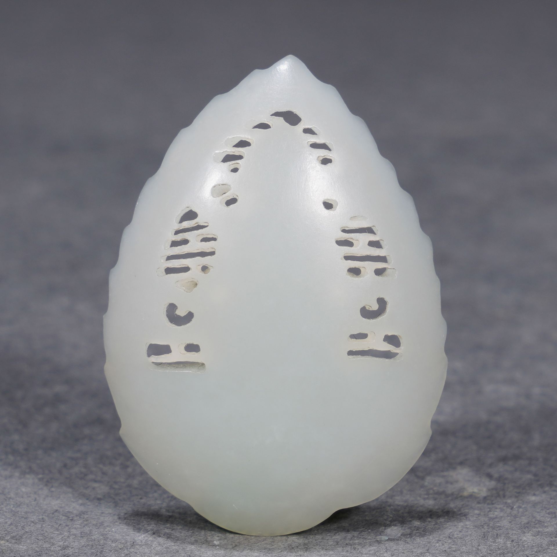 A Chinese Carved and Reticulated White Jade Pendant of Bodhisattva - Image 7 of 9