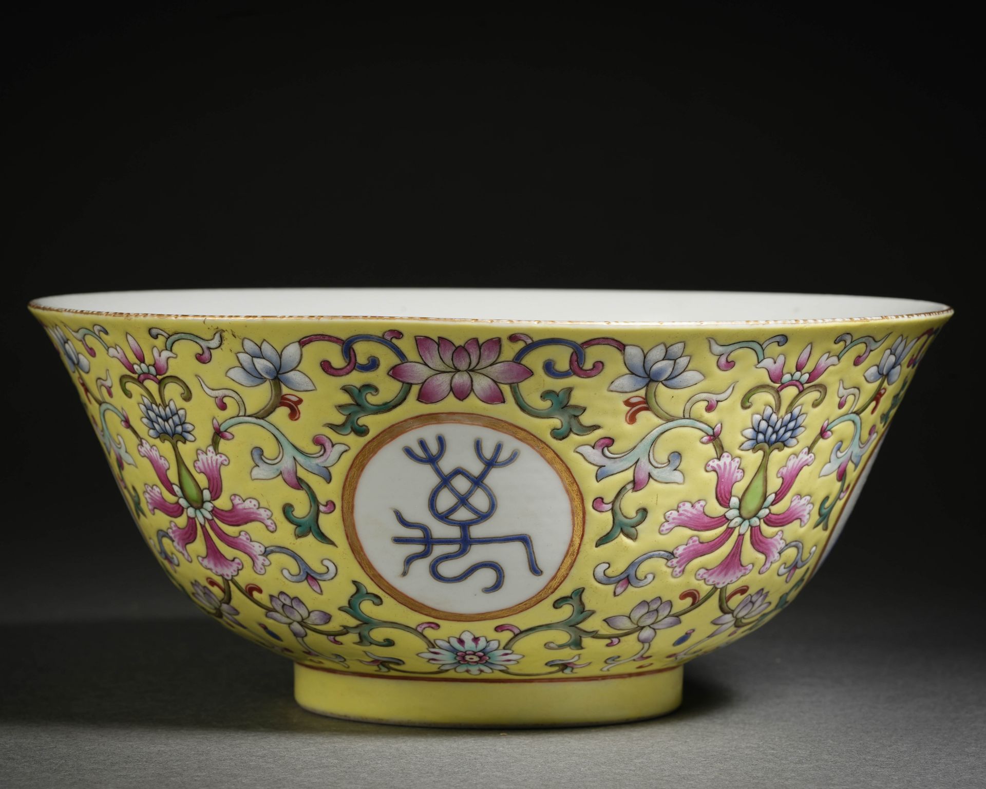 A Chinese Yellow Ground and Famille Rose Longevity Bowl - Bild 2 aus 12