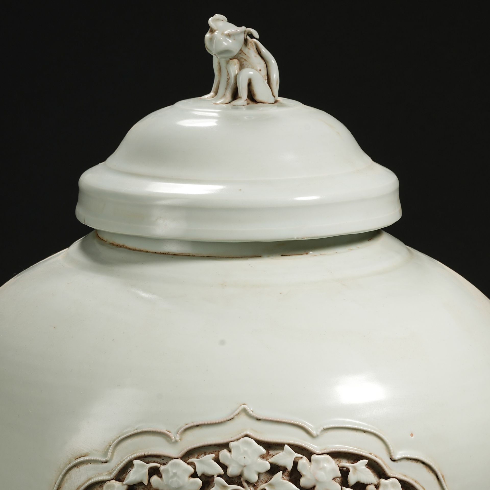 A Chinese Monochrome Glaze Jar with Cover - Bild 2 aus 13
