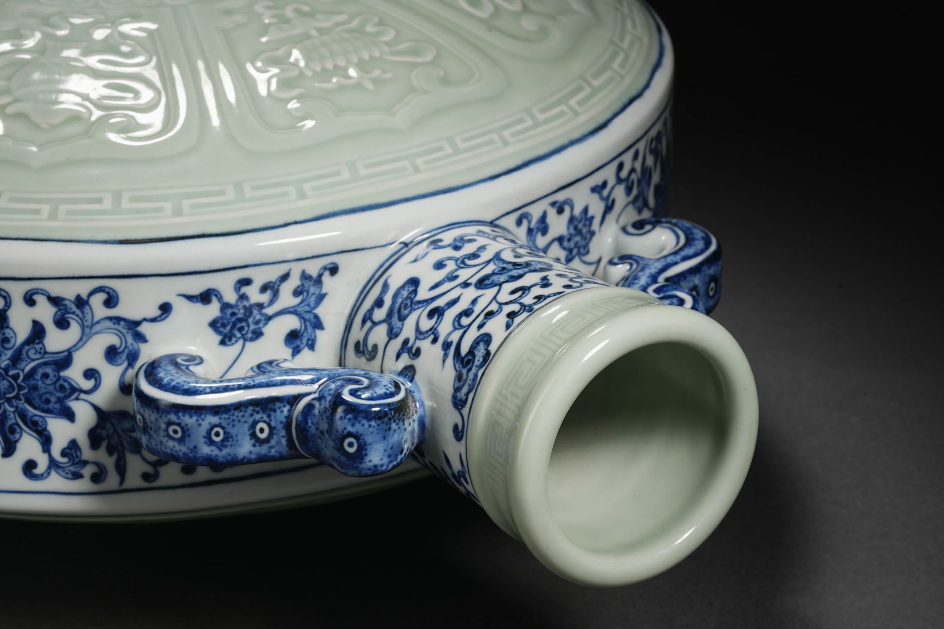 A Chinese Underglaze Blue and Celadon Glaze Moon Flask Vase - Bild 9 aus 14