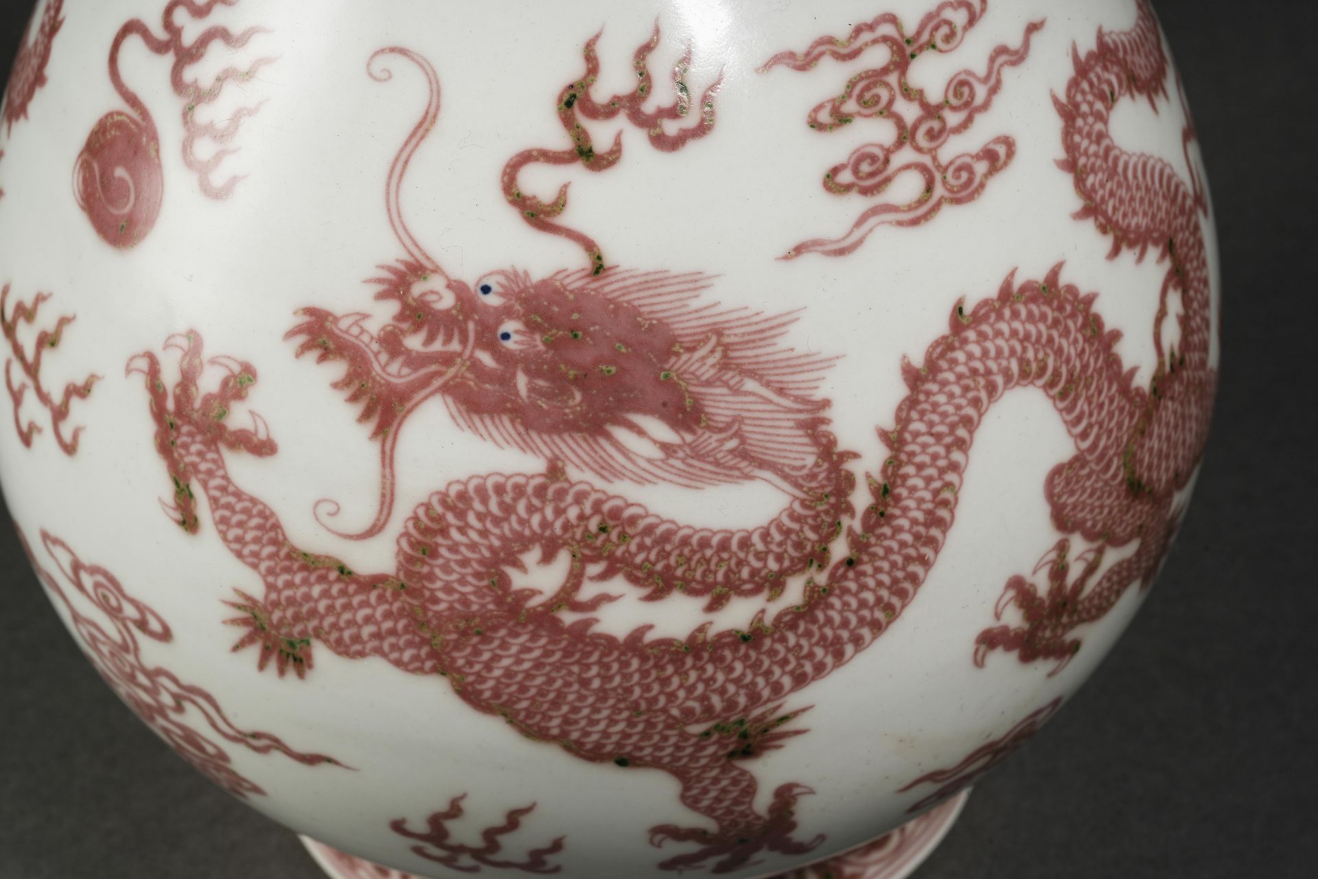 A Chinese Copper Red Dragon Vase Yuhuchunping - Bild 3 aus 14