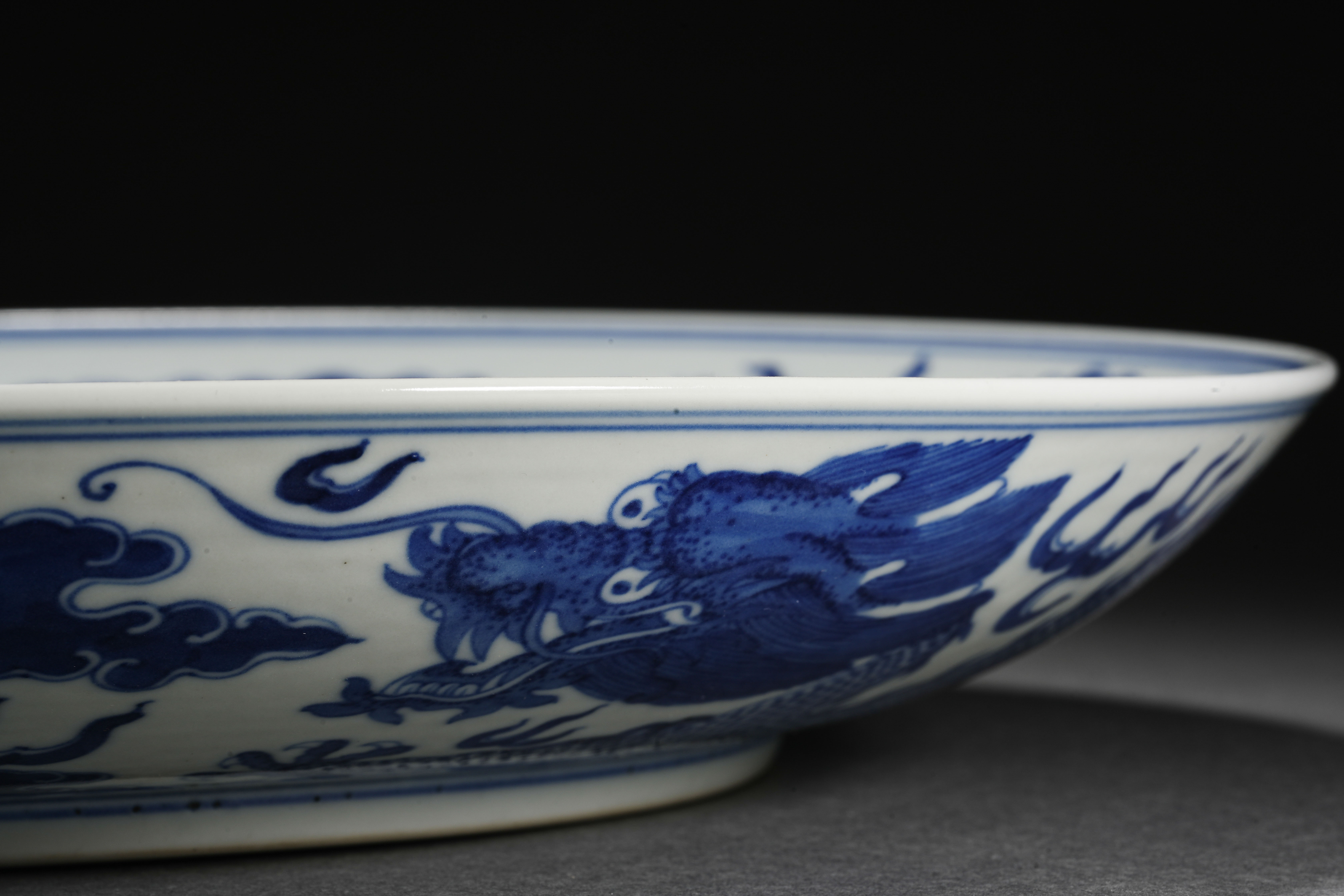 A Chinese Blue and White Double Dragons Plate - Image 9 of 16