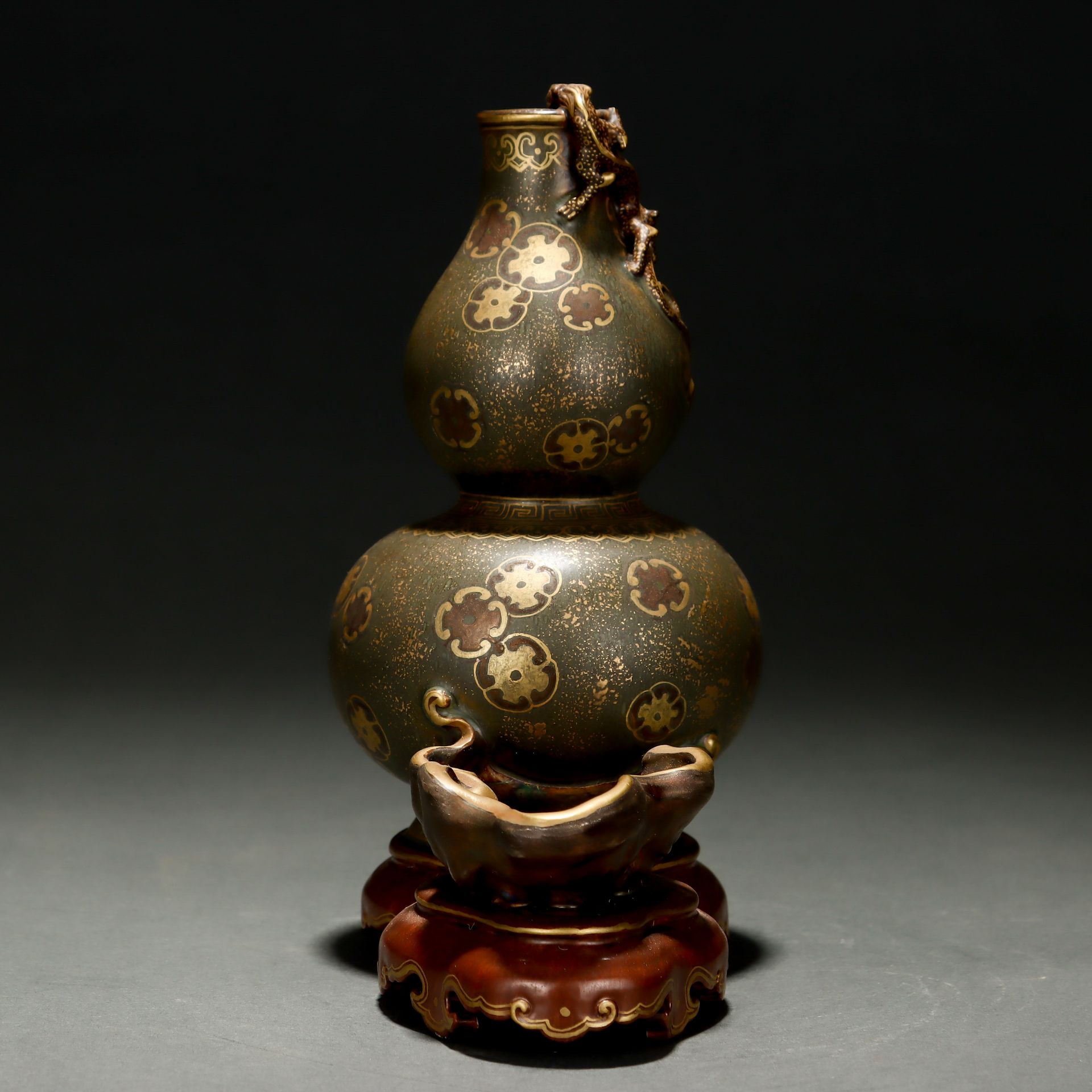 A Chinese Teadust Glaze and Gilt Double Gourds Vase - Bild 2 aus 9