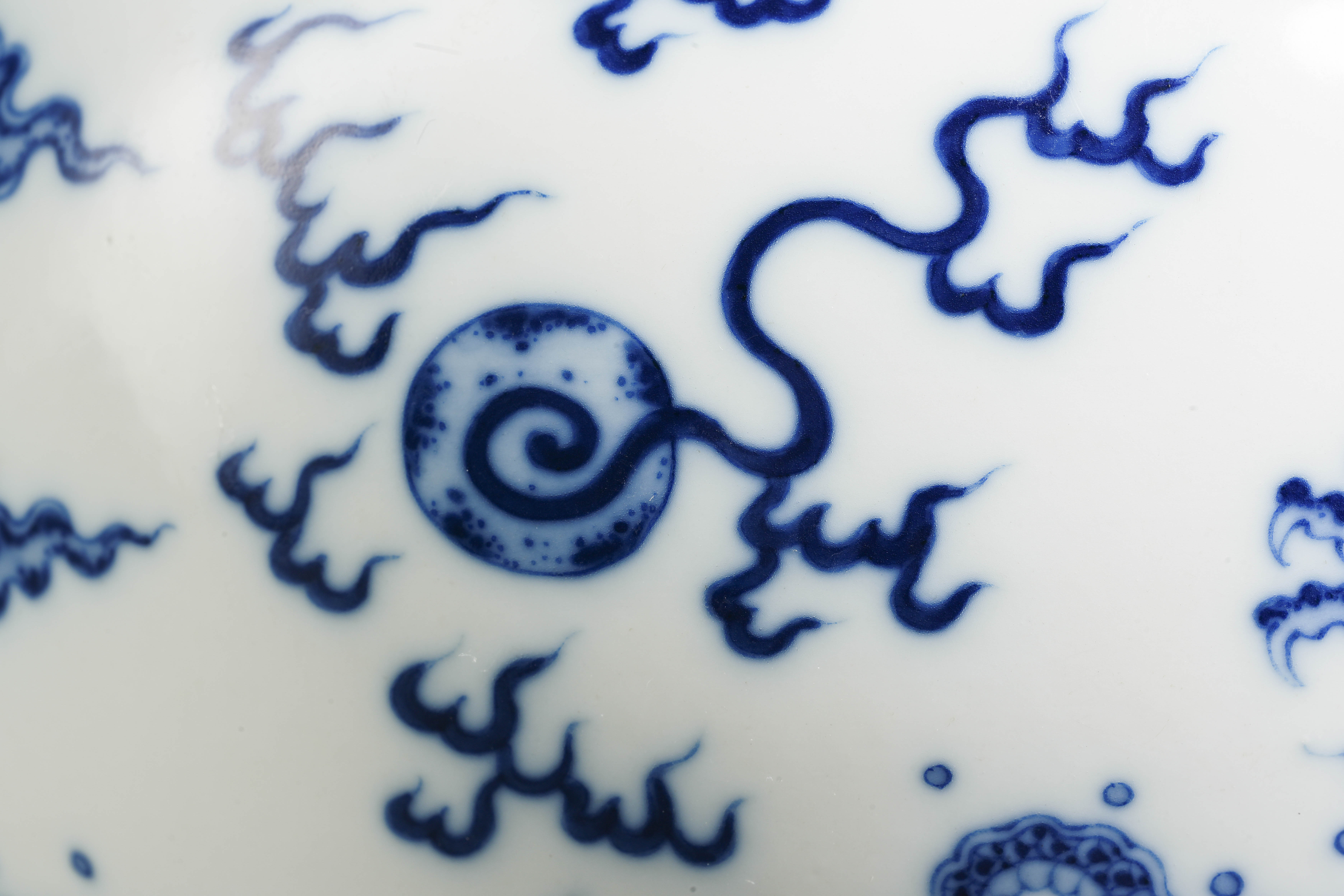 A Chinese Blue and White Dragon Washer - Image 4 of 13