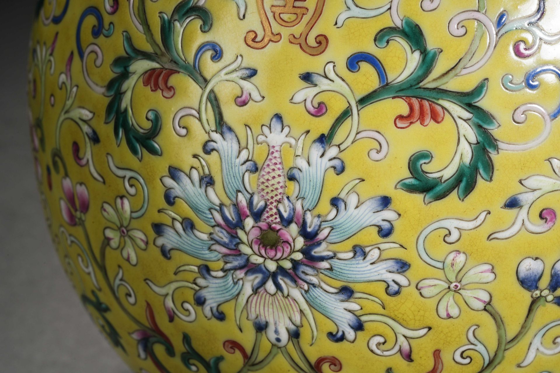 A Chinese Yellow Ground Famille Rose Vase Yuhuchunping - Bild 8 aus 15