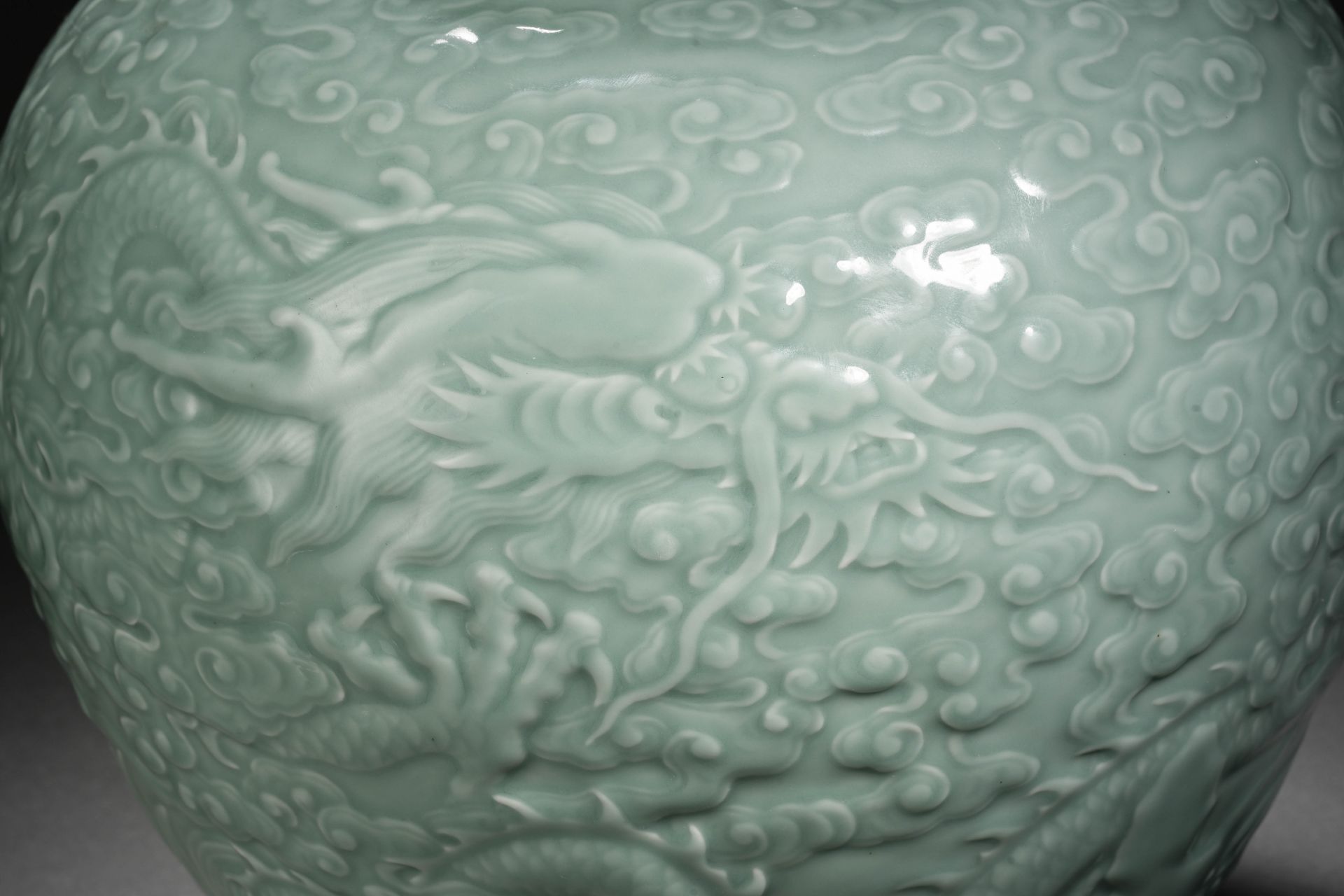 A Chinese Celadon Glaze Dragon Jar - Bild 3 aus 16