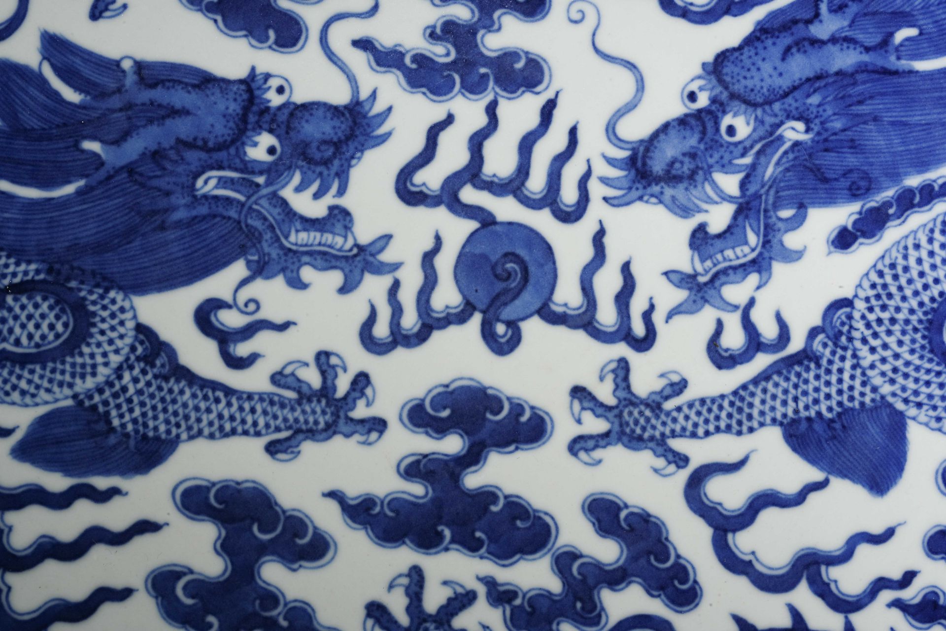 A Chinese Blue and White Double Dragons Plate - Image 4 of 16