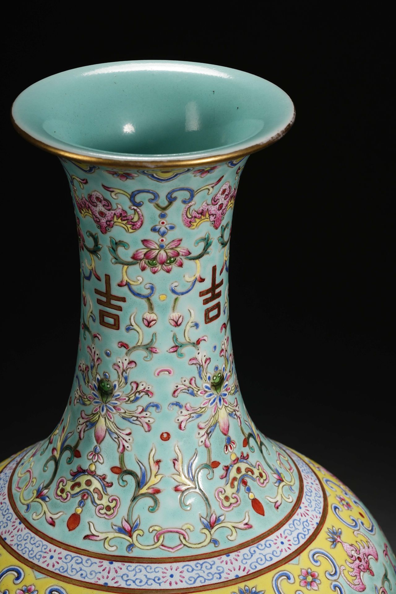 A Chinese Turquoise Ground and Famille Rose Vase - Bild 8 aus 13