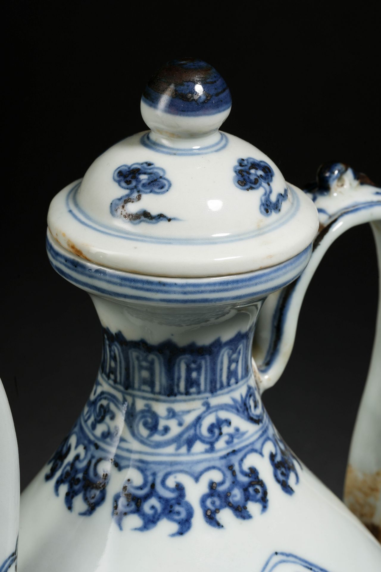 A Chinese Blue and White Dragon Ewer - Bild 6 aus 16