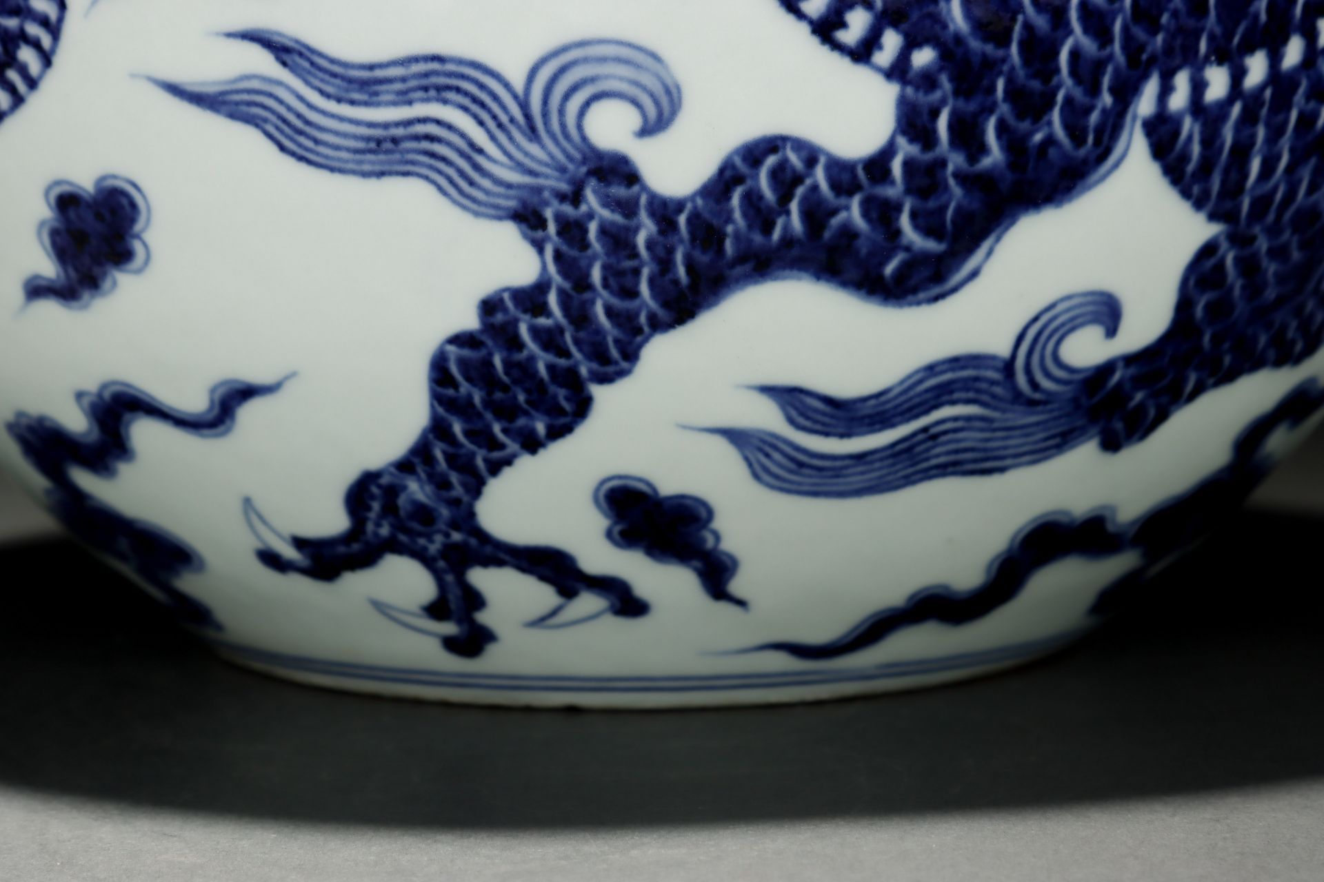 A Blue and White Dragon Globular Vase - Image 5 of 9